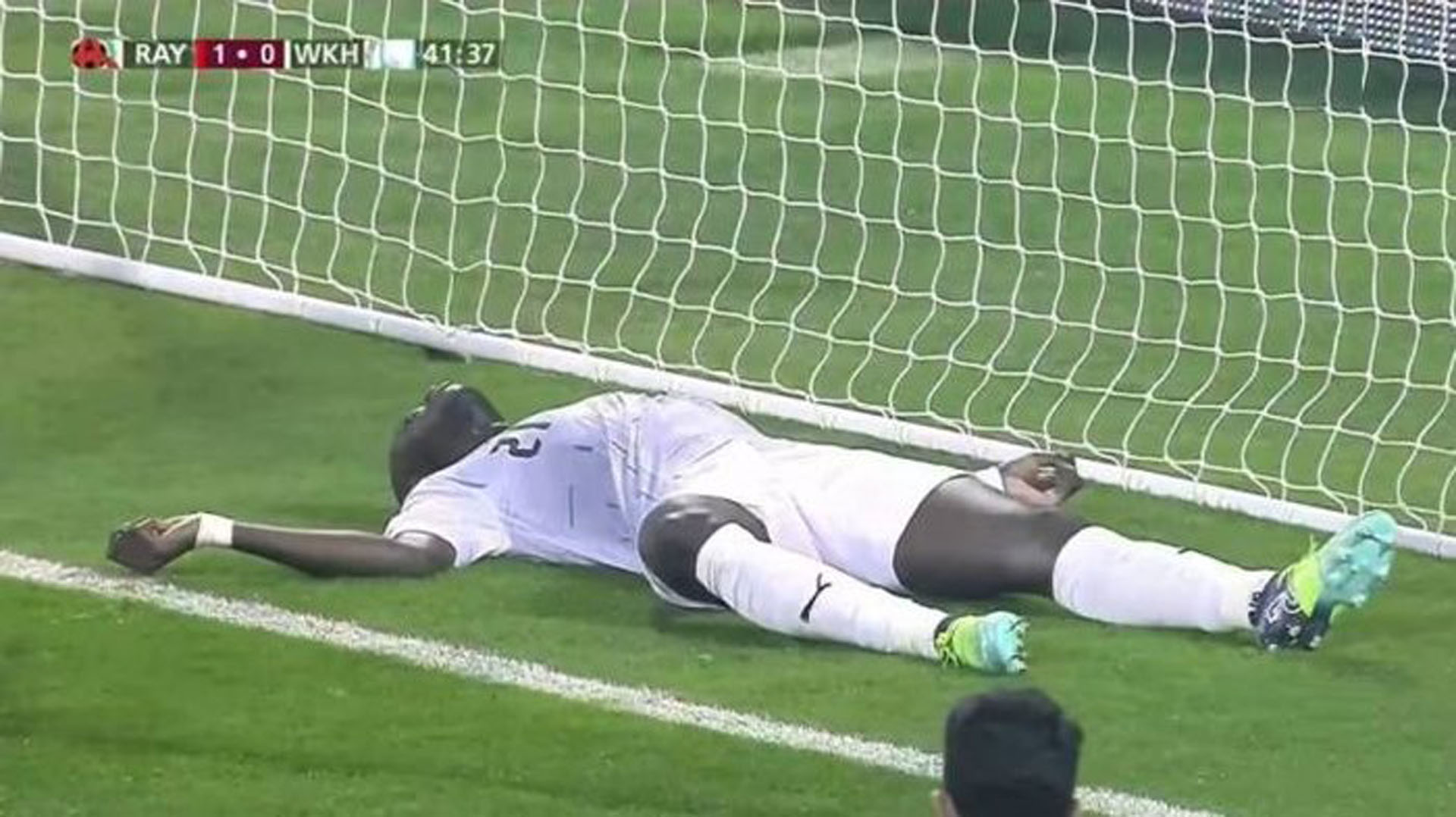 Futbol sahasında üzücü olay! Othman Coulibaly, onlarca kişinin önünde kalp krizi geçirdi!