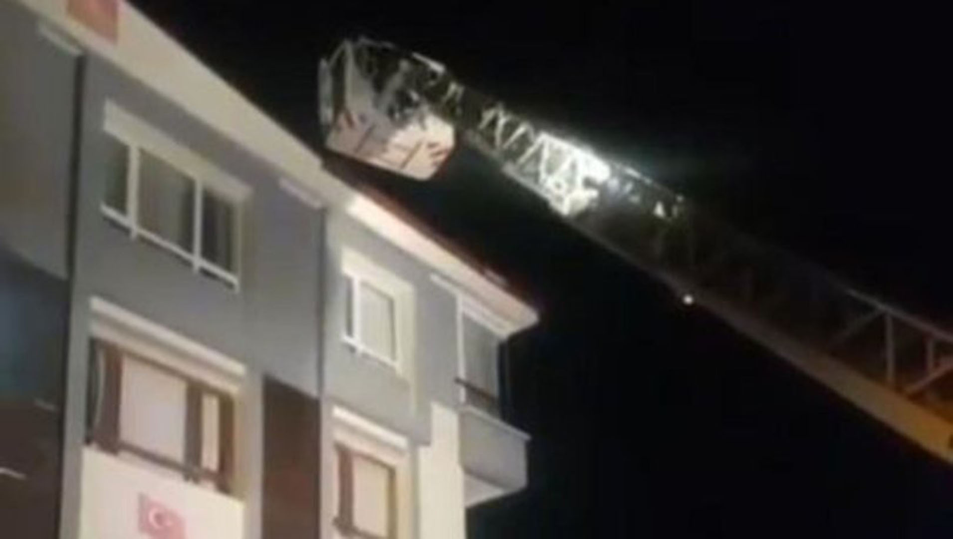 Polisten kaçan hırsızlık şüphelisi havalandırma boşluğuna sıkıştı!