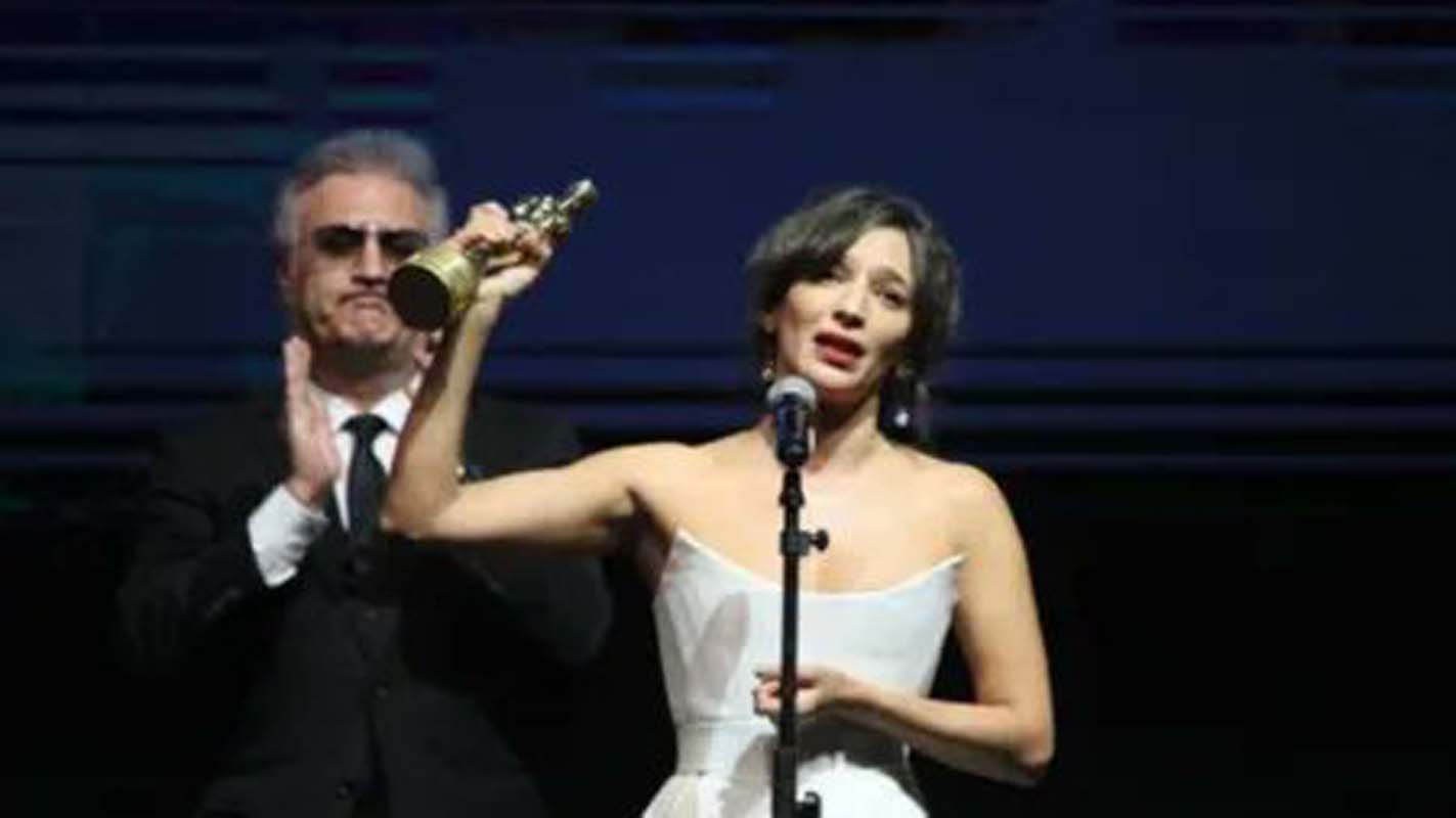 İnsani tepkiler veren robot, Tamer Karadağlı'ya benzetildi! Ödül törenindeki tavırları yine gündeme geldi!