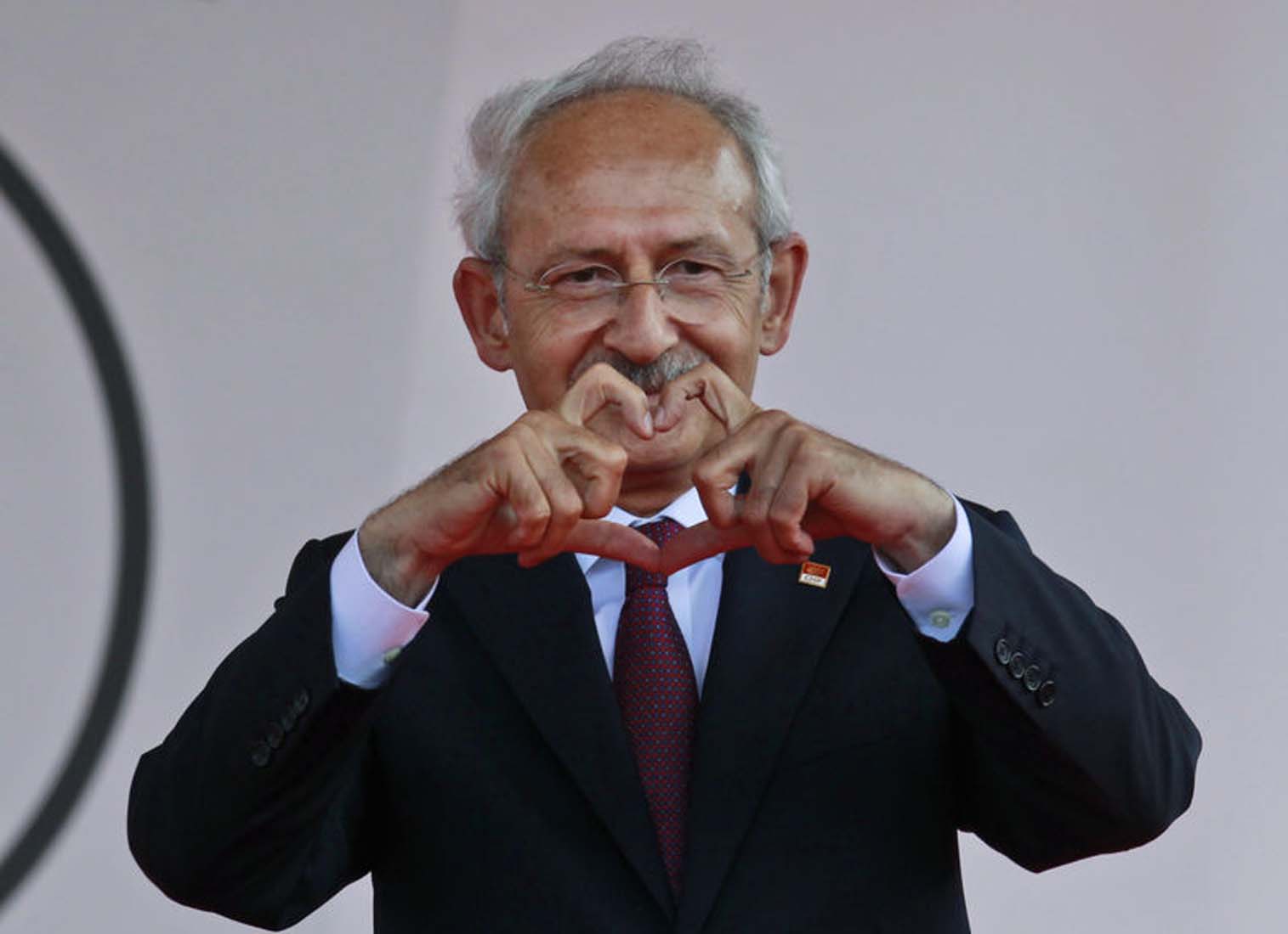 Kemal Kılıçdaroğlu, Ben onların demokrat amcasıyım dediği gençlerin azabına uğradı! Sosyal medyada fenomen oldu, özür dilemeye doyamadı!