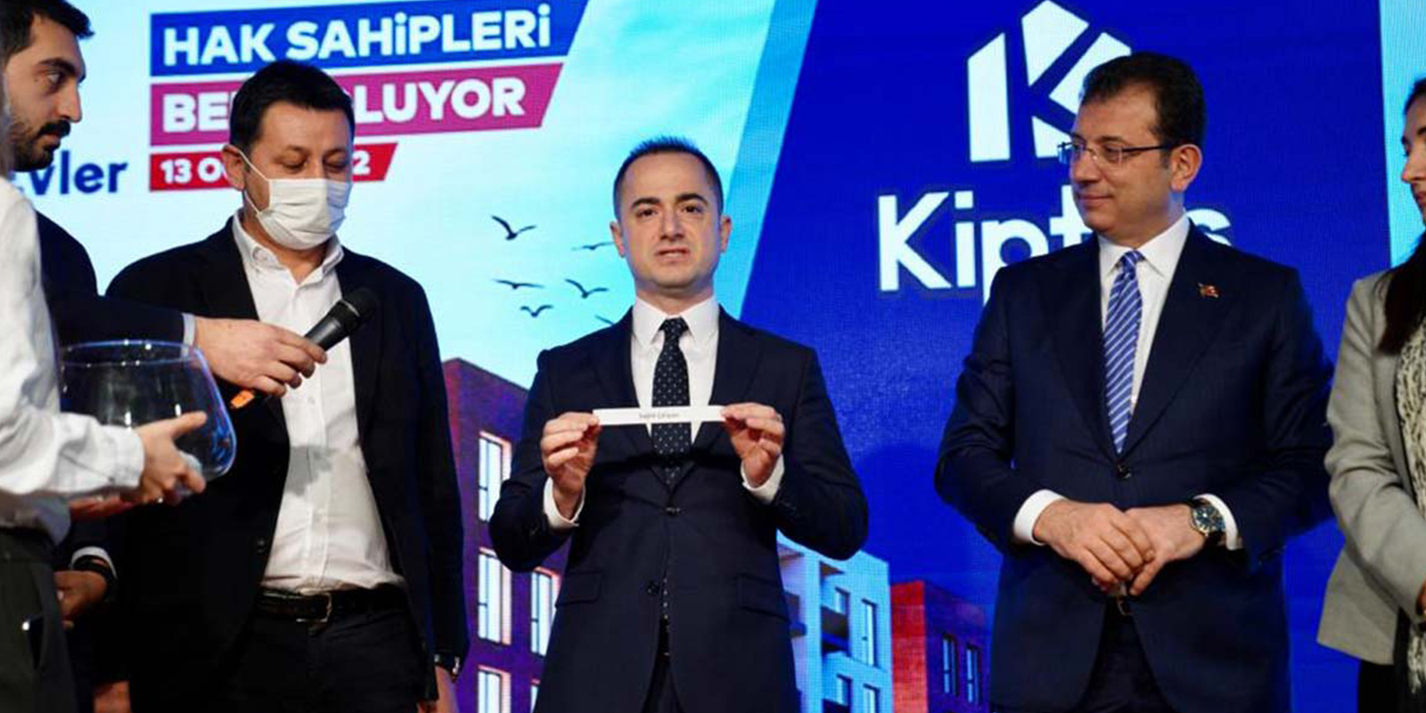KİPTAŞ'ın kura çekiminde hile mi yapıldı? Hostesin topu çektikten sonraki hareket olay oldu: Topa bakıp torbaya geri attı!