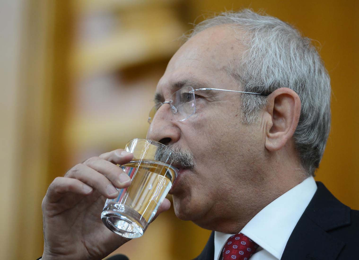 Kemal Kılıçdaroğlu, Ben onların demokrat amcasıyım dediği gençlerin azabına uğradı! Sosyal medyada fenomen oldu, özür dilemeye doyamadı!
