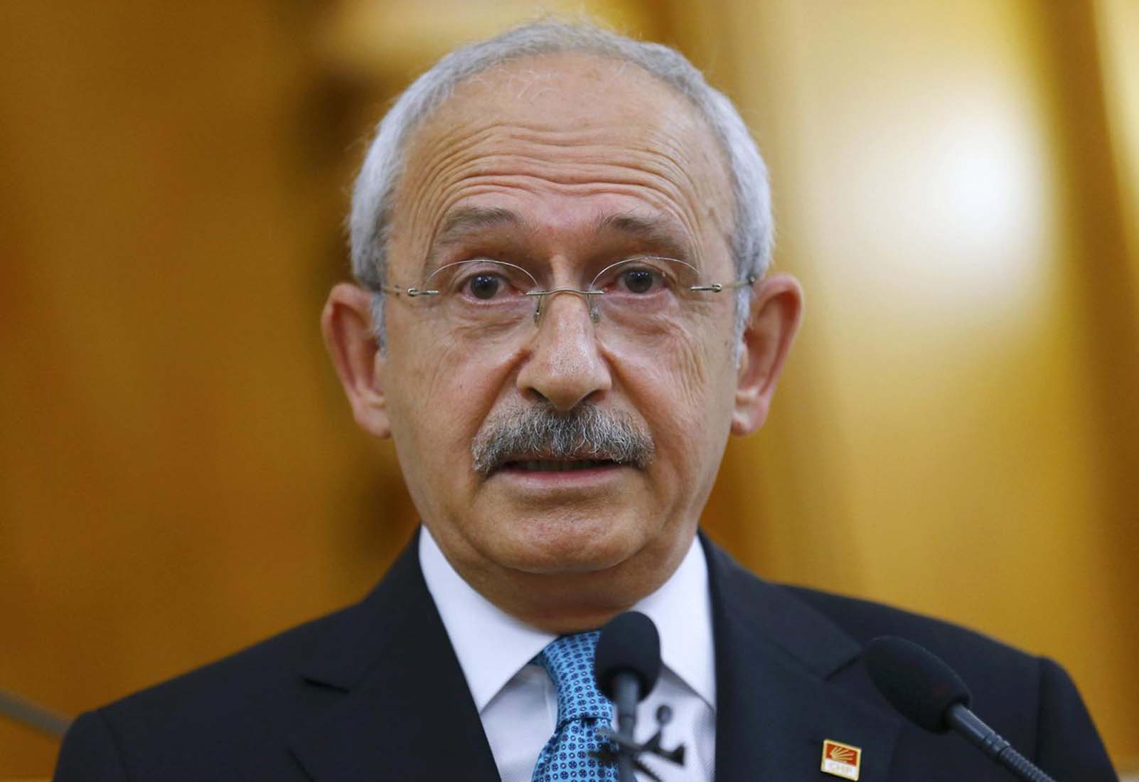 Kemal Kılıçdaroğlu, Ben onların demokrat amcasıyım dediği gençlerin azabına uğradı! Sosyal medyada fenomen oldu, özür dilemeye doyamadı!