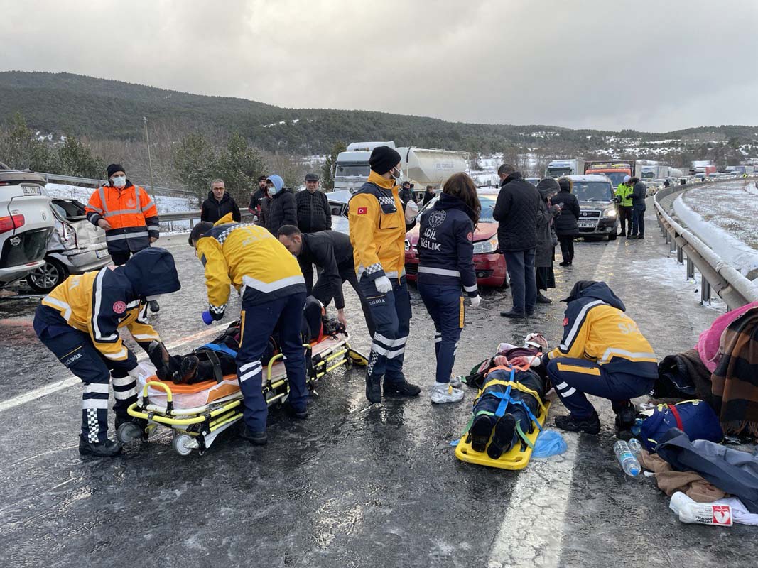 Anadolu Otoyolu'nda zincirleme kaza! 12 araç birbirine girdi! Yol ulaşıma kapatıldı