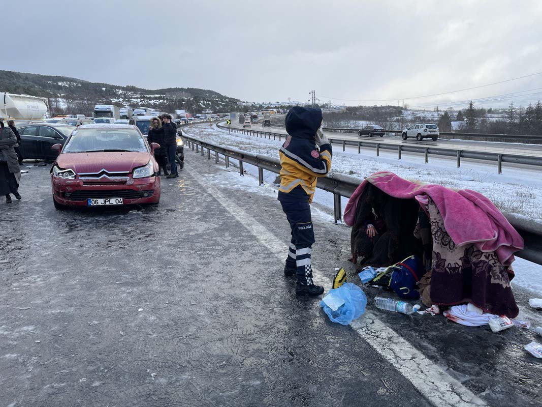 Anadolu Otoyolu'nda zincirleme kaza! 12 araç birbirine girdi! Yol ulaşıma kapatıldı