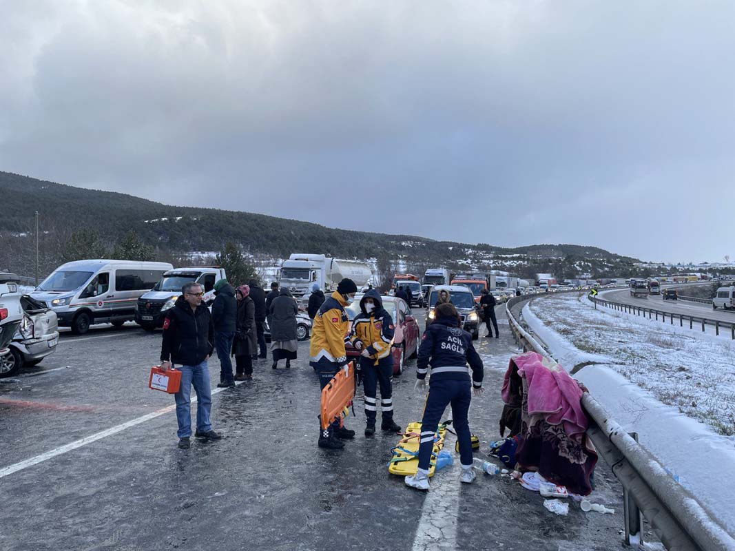 Anadolu Otoyolu'nda zincirleme kaza! 12 araç birbirine girdi! Yol ulaşıma kapatıldı