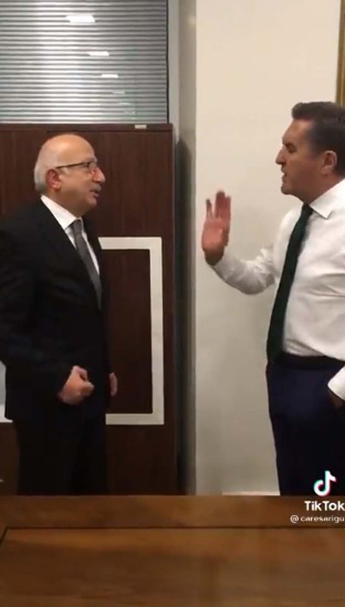 Mustafa Sarıgül, TikTok'ta şov yaptı! Yaşlı çalışanını karşısına alıp, fırça çekti! Görüntüler tepki topladı!