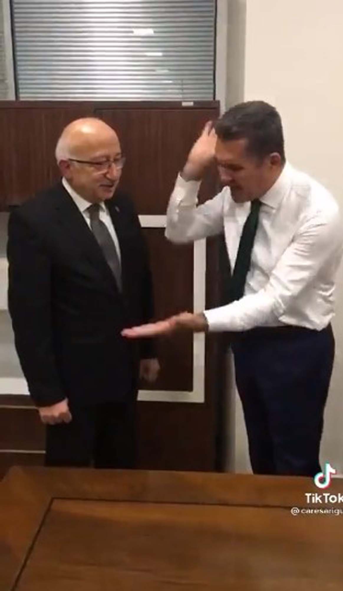 Mustafa Sarıgül, TikTok'ta şov yaptı! Yaşlı çalışanını karşısına alıp, fırça çekti! Görüntüler tepki topladı!