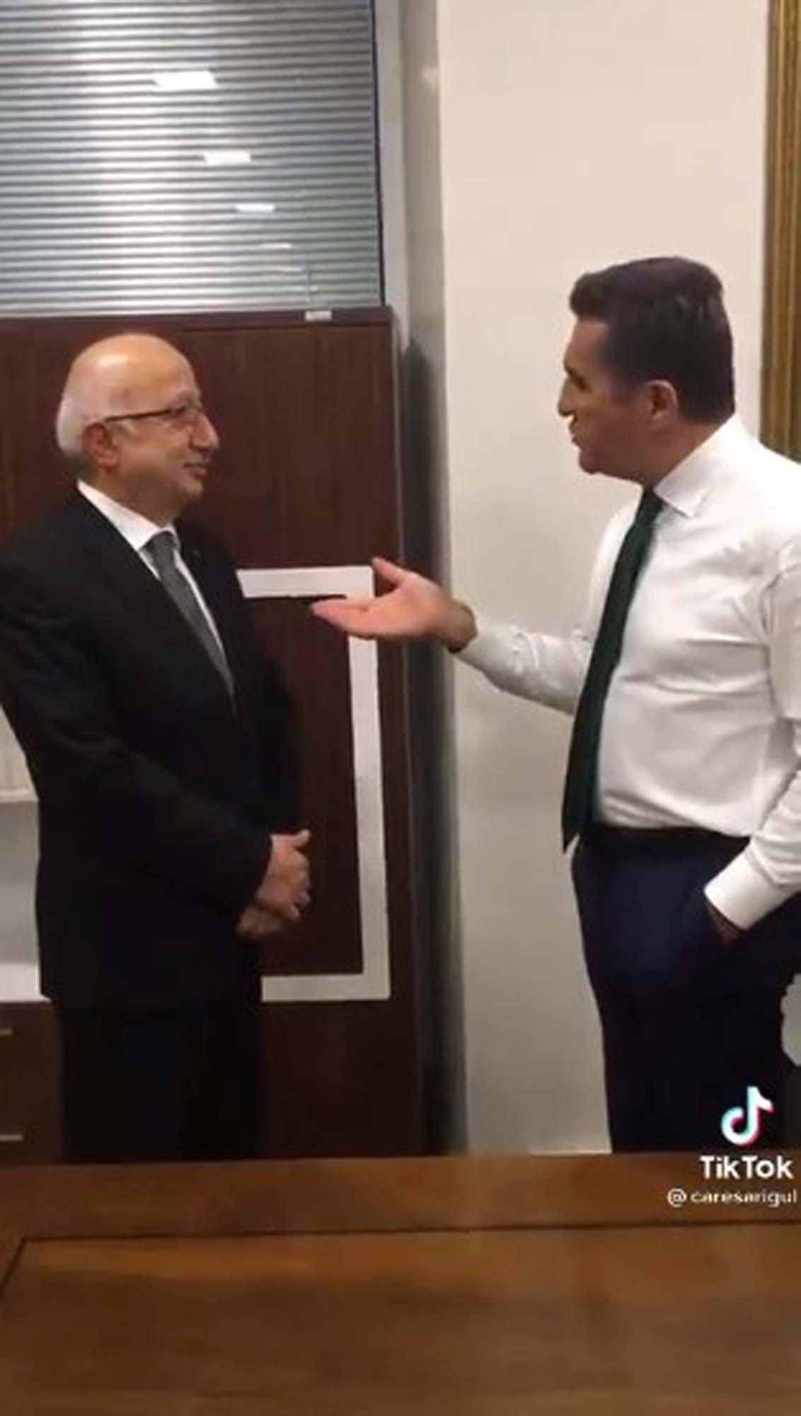 Mustafa Sarıgül, TikTok'ta şov yaptı! Yaşlı çalışanını karşısına alıp, fırça çekti! Görüntüler tepki topladı!