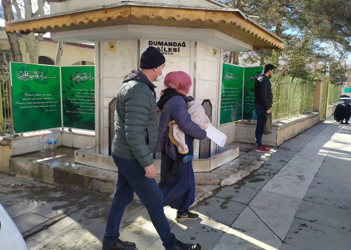 Zabıta'nın yakaladığı dilenciye vatandaşlar para vermeye çalıştı!