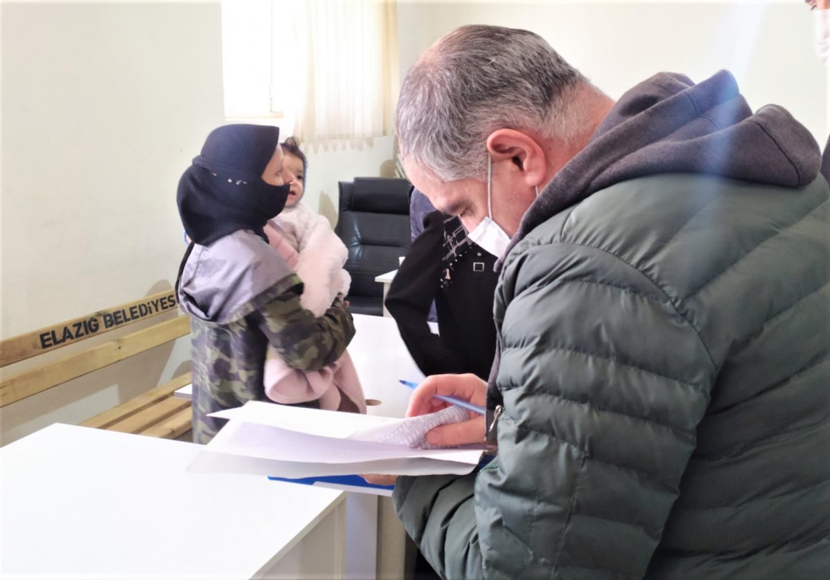 Zabıta'nın yakaladığı dilenciye vatandaşlar para vermeye çalıştı!