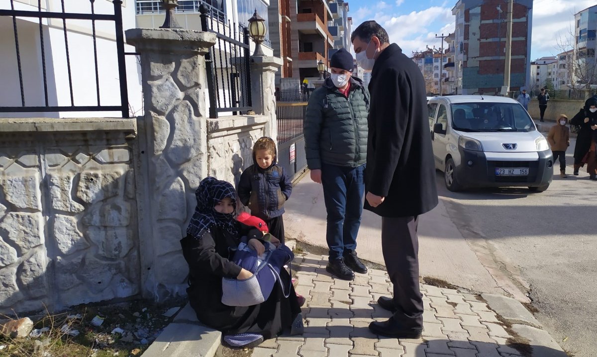 Zabıta'nın yakaladığı dilenciye vatandaşlar para vermeye çalıştı!
