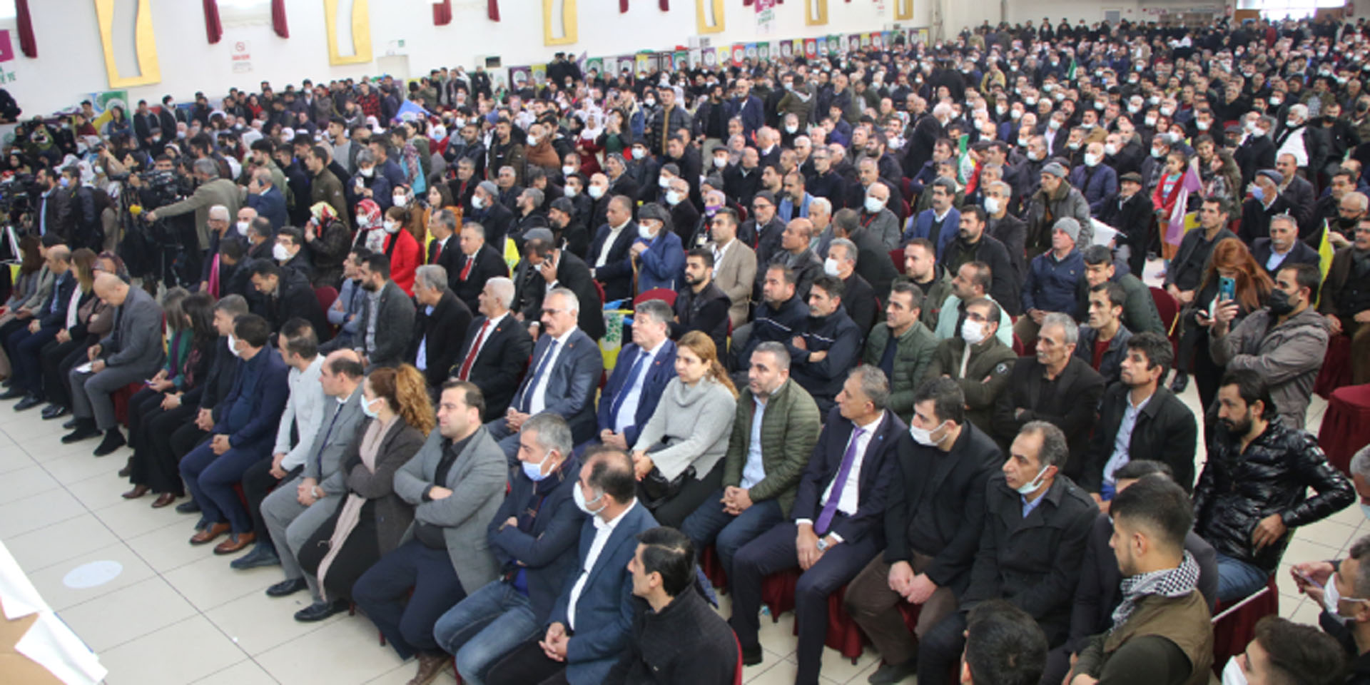 HDP yüzsüzlükte sınır tanımıyor! Cumhurbaşkanı Erdoğan'a büyük saygısızlık! Kongrede katil Erdoğan sloganları attılar!