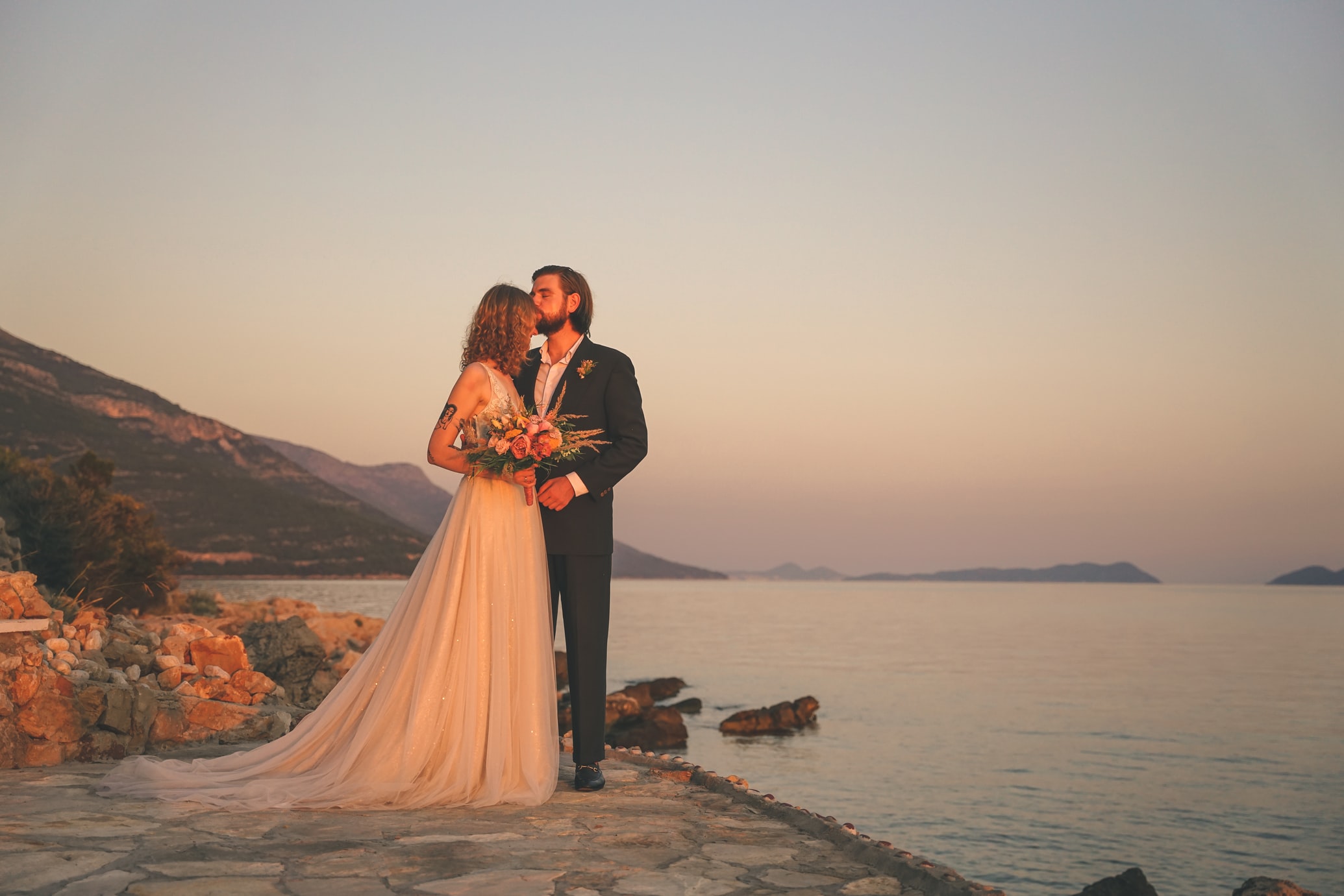 What is the meaning of seeing someone getting married in a dream?