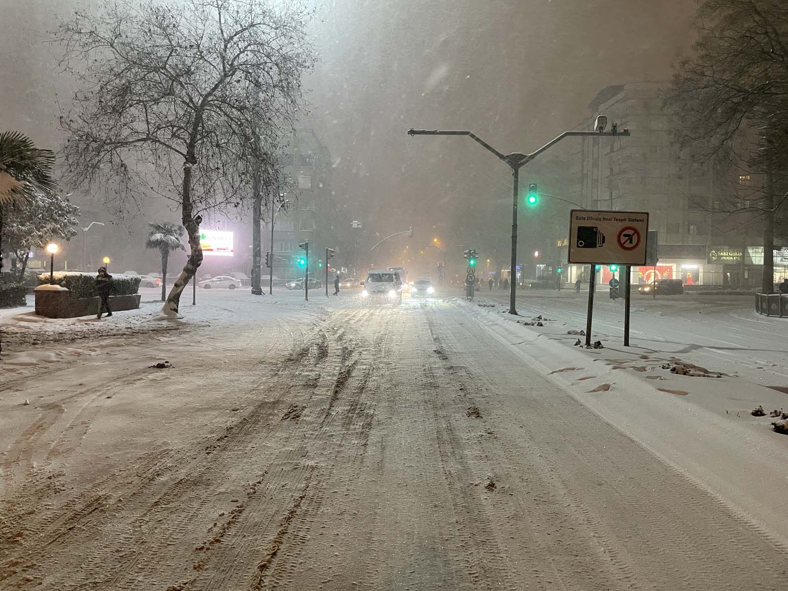 Gaziantep'te kar yağışı hayatı felç etti! Nurdağı otoyolunda vatandaşlar mahsur kaldı 
