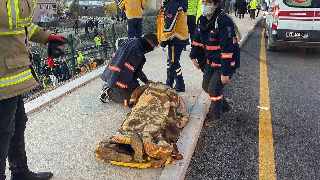Son dakika | Kırıkkale'de işçileri taşıyan servis midibüsü şarampole devrildi: Çok sayıda kişi yaralandı