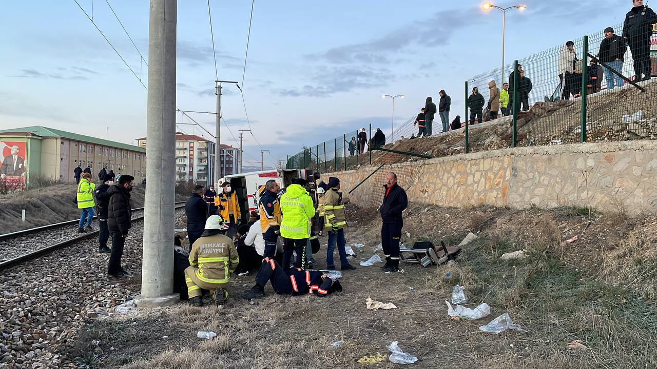 Son dakika | Kırıkkale'de işçileri taşıyan servis midibüsü şarampole devrildi: Çok sayıda kişi yaralandı
