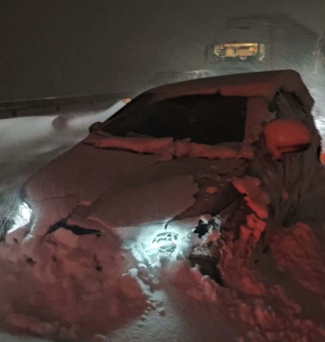 Gaziantep'te kar yağışı hayatı felç etti! Nurdağı otoyolunda vatandaşlar mahsur kaldı 