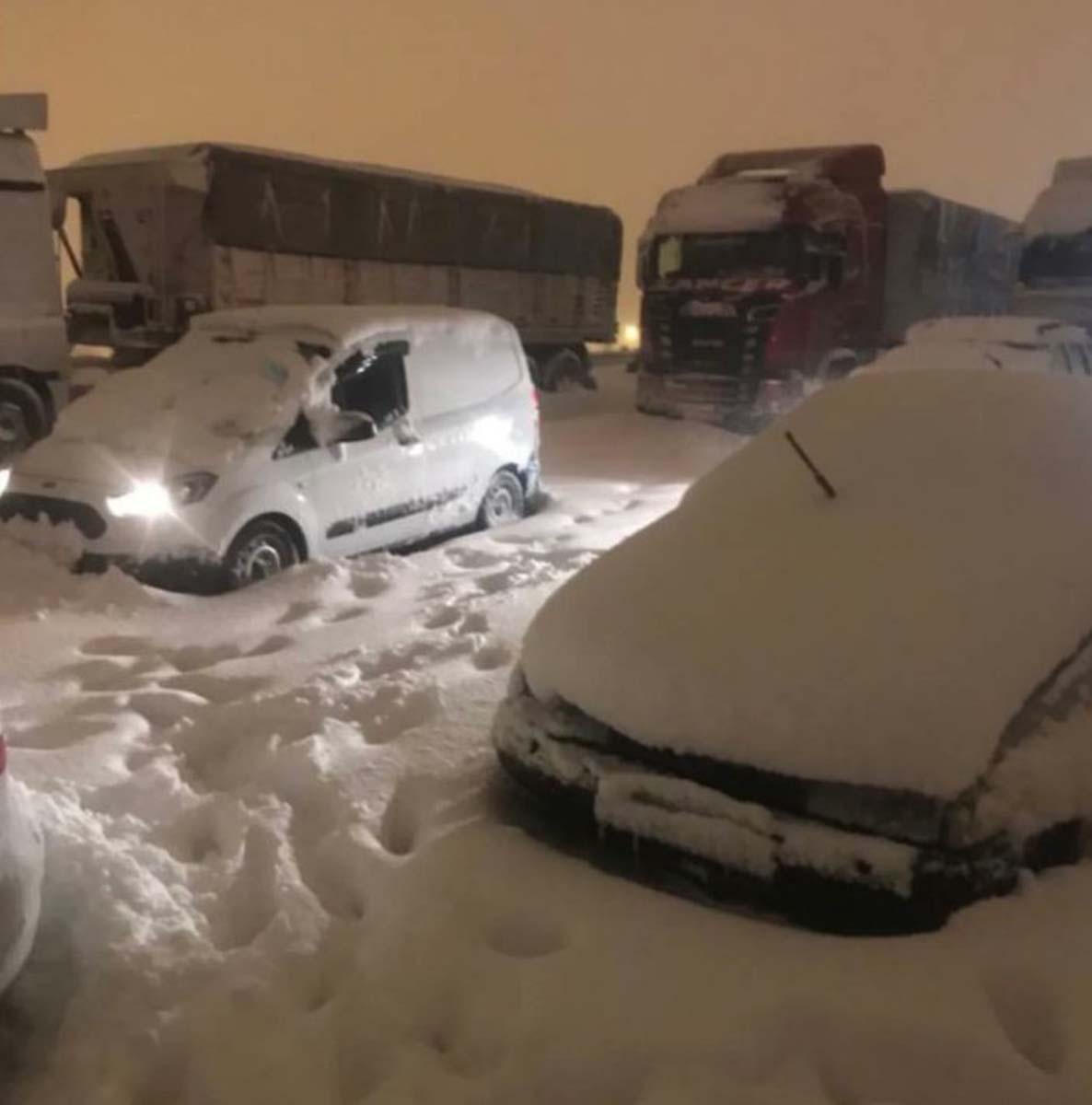 Fırsatçılar insanlığı öldürdü! Gaziantep Nurdağı otogarında mahsur kalan vatandaşların sığındıkları tesis, fiyatlara zam yaptı!