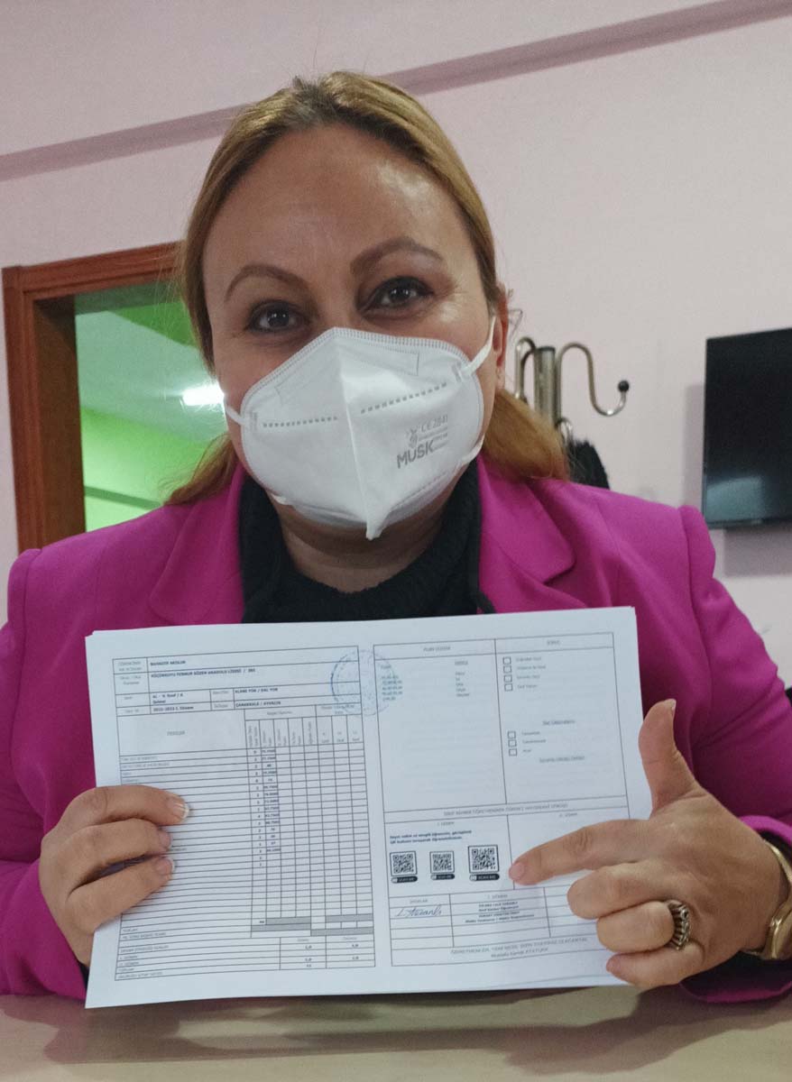 Teknolojiyi karneye entegre etti! Her öğrencisi çektiği videoyu QR kodla karnelerine koydu! 