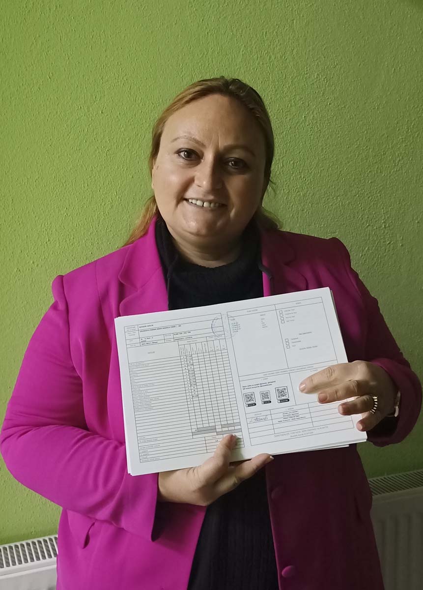 Teknolojiyi karneye entegre etti! Her öğrencisi çektiği videoyu QR kodla karnelerine koydu! 