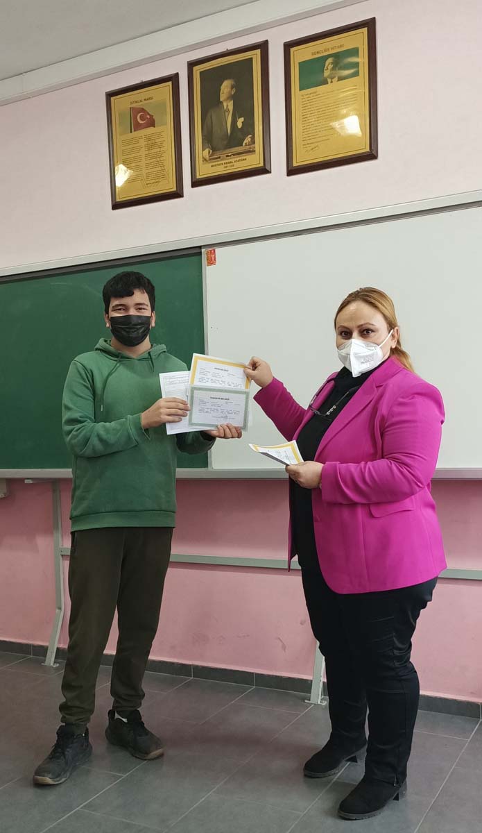 Teknolojiyi karneye entegre etti! Her öğrencisi çektiği videoyu QR kodla karnelerine koydu! 