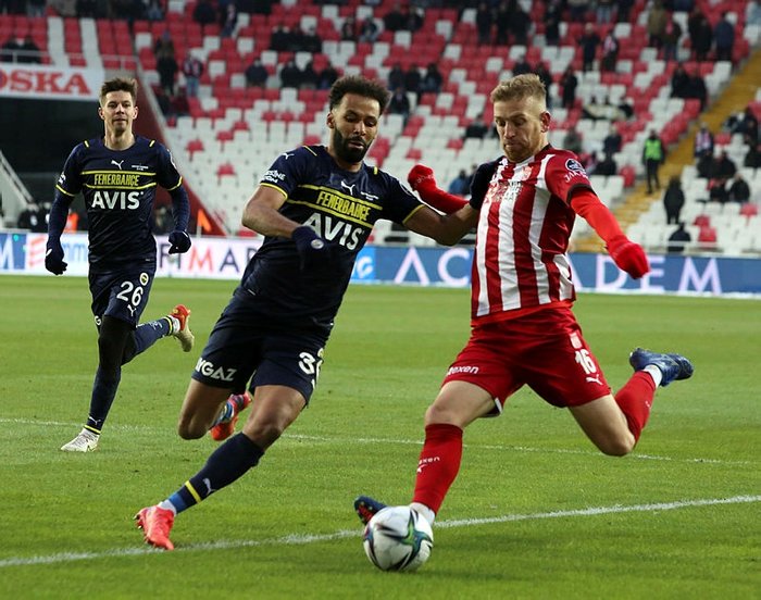 0x0-son-dakika-fenerbahce-sivasta-1-puana-razi-oldu-nefes-kesen-macta-kazanan-yok-1642863395650.jpg