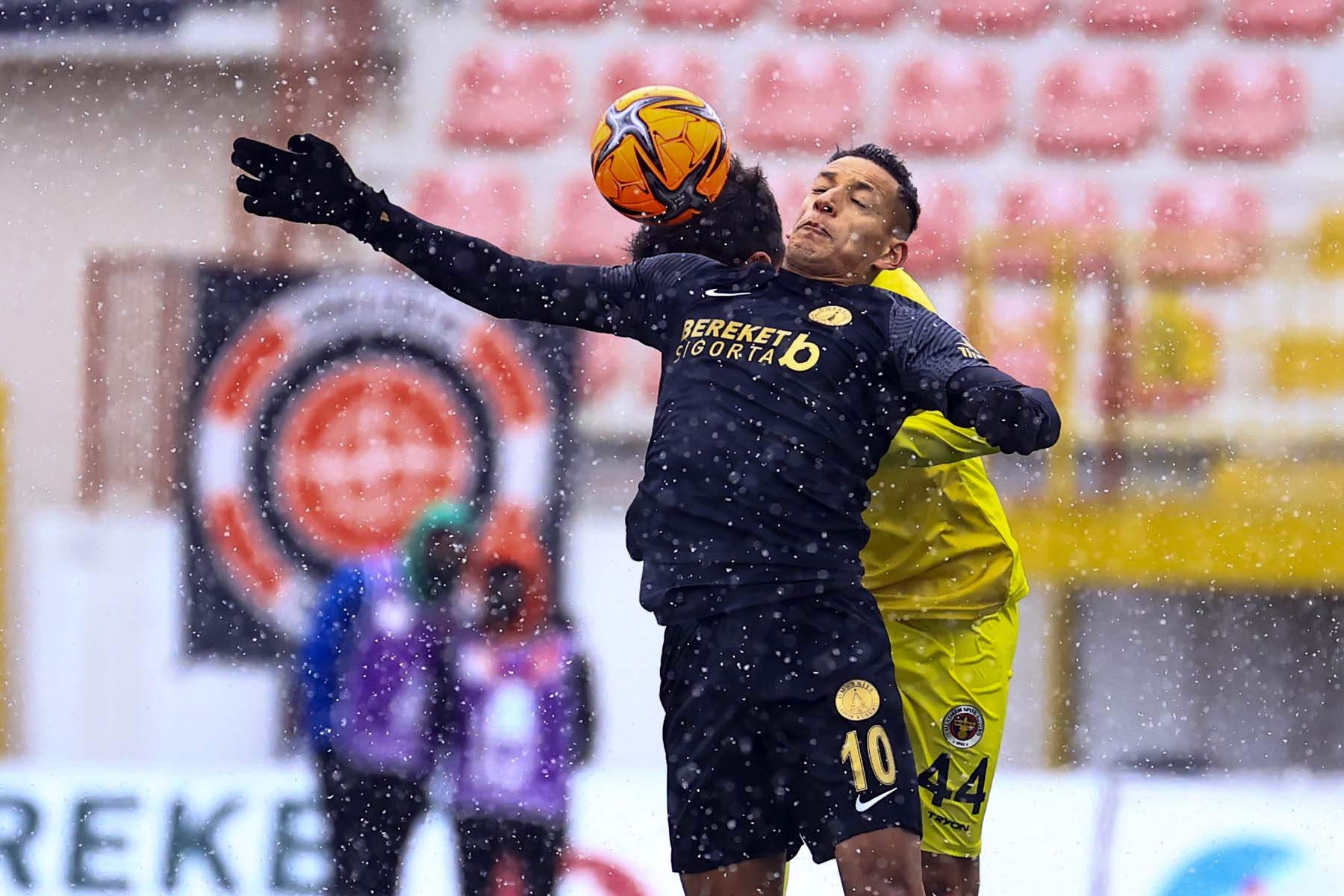 Ümraniyespor, Menemenspor'u 2 golle geçti 