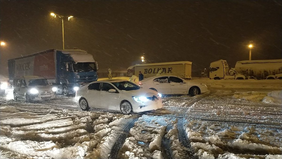 İstanbul- Ankara TEM ve Devlet Yolu, tüm araç geçişlerine kapatıldı