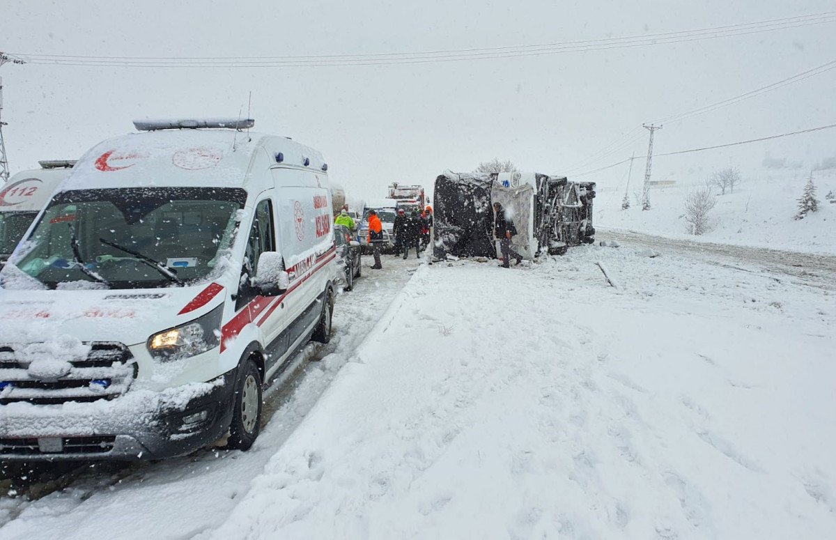 Tokat'ta yolcu otobüsü faciası! Devrilen otobüste 1 kişi öldü, 46 kişi yaralandı