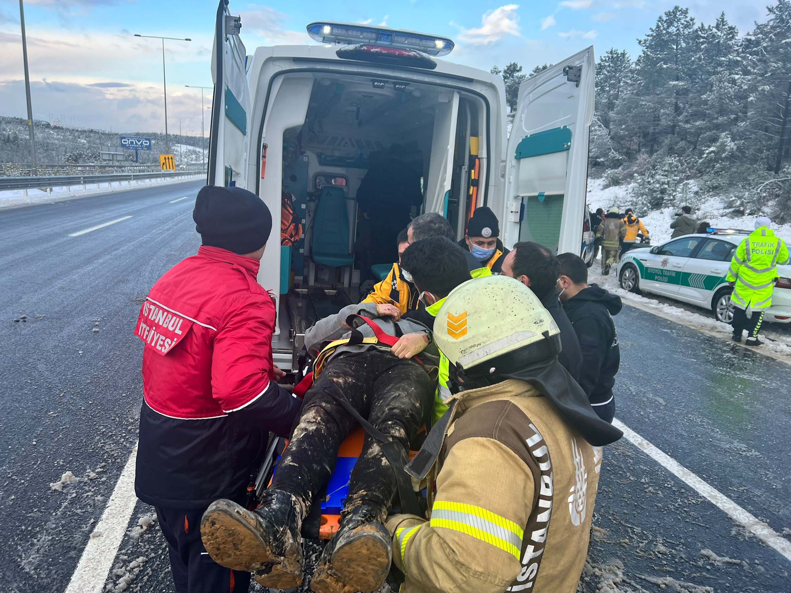 Son dakika! Kuzey Marmara Otoyolu’nda yolcu otobüsü devrildi! Ölü ve yaralılar var!