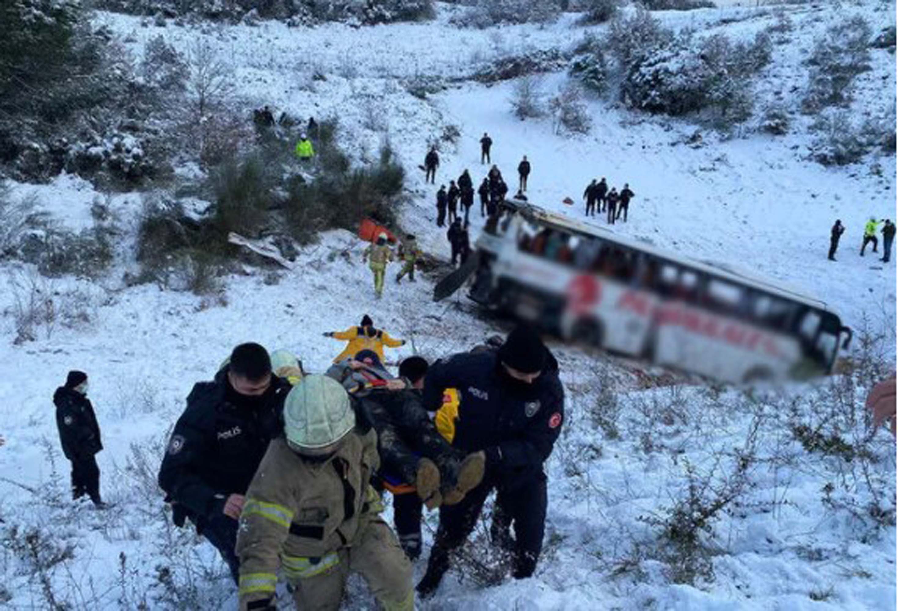 Son dakika! Kuzey Marmara Otoyolu’nda yolcu otobüsü devrildi! Ölü ve yaralılar var!