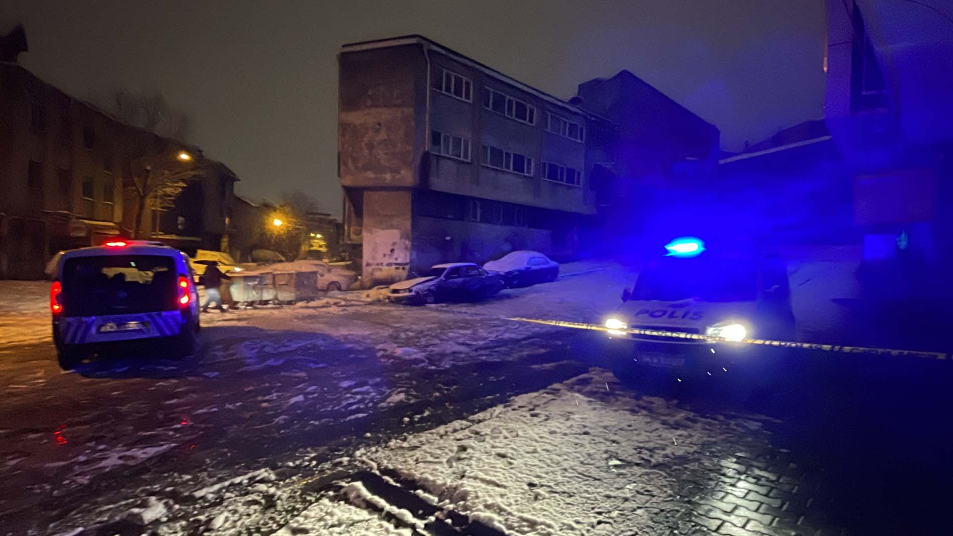 İstanbul'da park halindeki otomobil alev aldı! İçindeki kimliği belirsiz kişi yanarak can verdi!