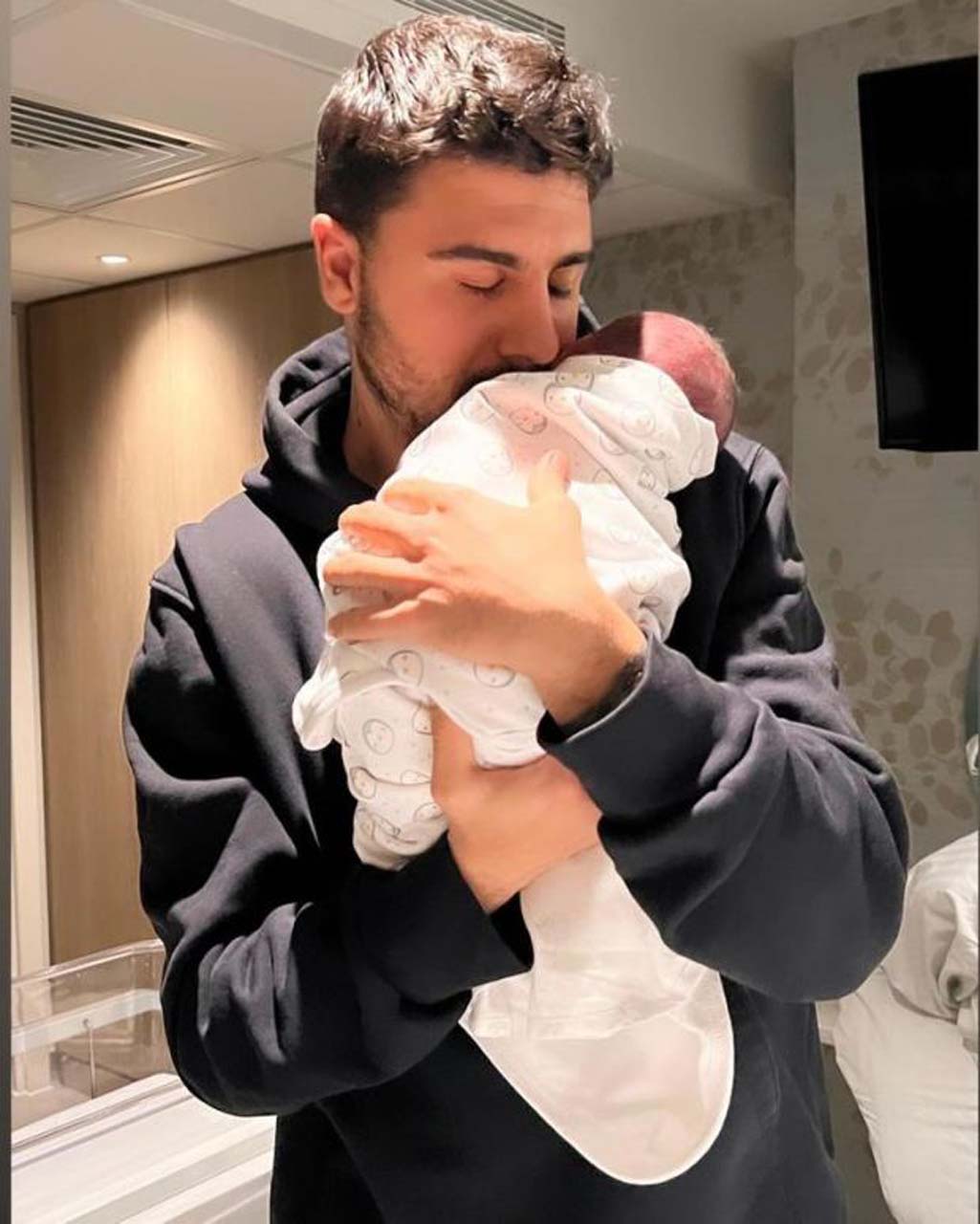 Fenerbahçeli Ozan Tufan baba olduğunu duyurdu! Eşi Rojin Haspolat ve oğluyla paylaştığı kare yoğun ilgi gördü! 