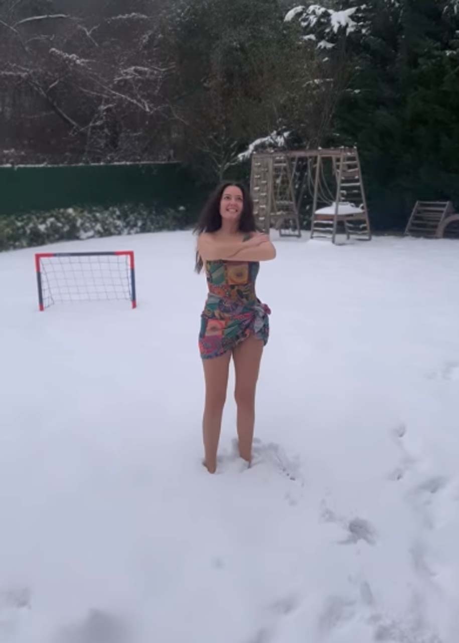 İkiz çocuk annesi Pelin Akil, Kendall Jenner'a özendi! Kar, kış cesurluğuna engel olamadı! İzlerken içiniz donacak!