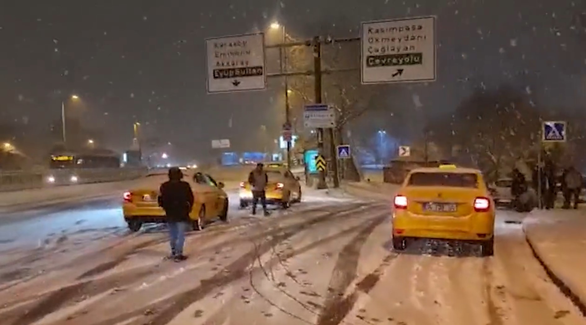Beyoğlu Belediye Başkanı Ali Haydar Yıldız, İBB'ye sitem etti: Beklenen kar geldi, beklenen İBB gelemedi 