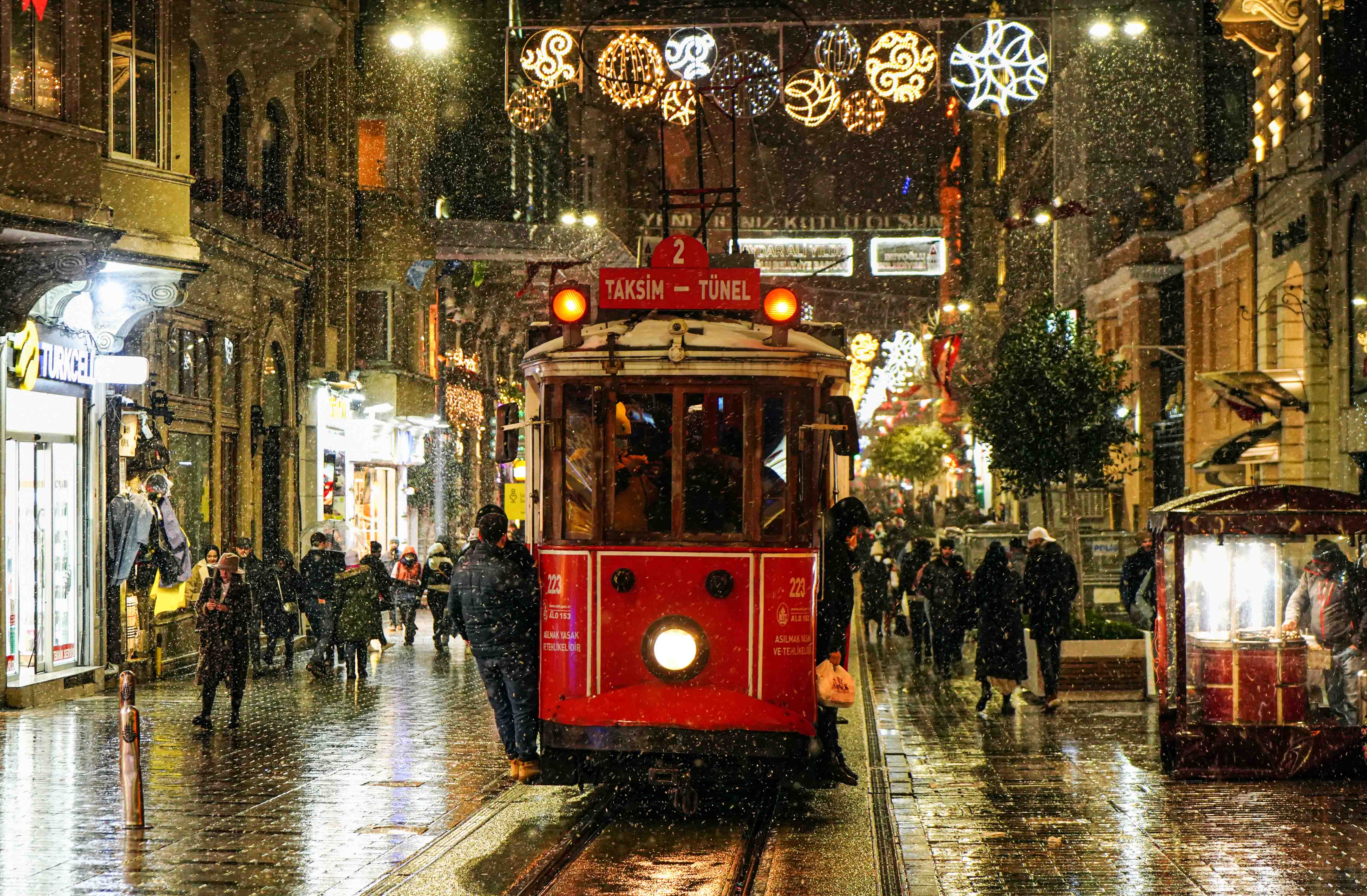 Yoğun kar yağışı nedeniyle birçok ilde valilikler tarafından idari izin verildi