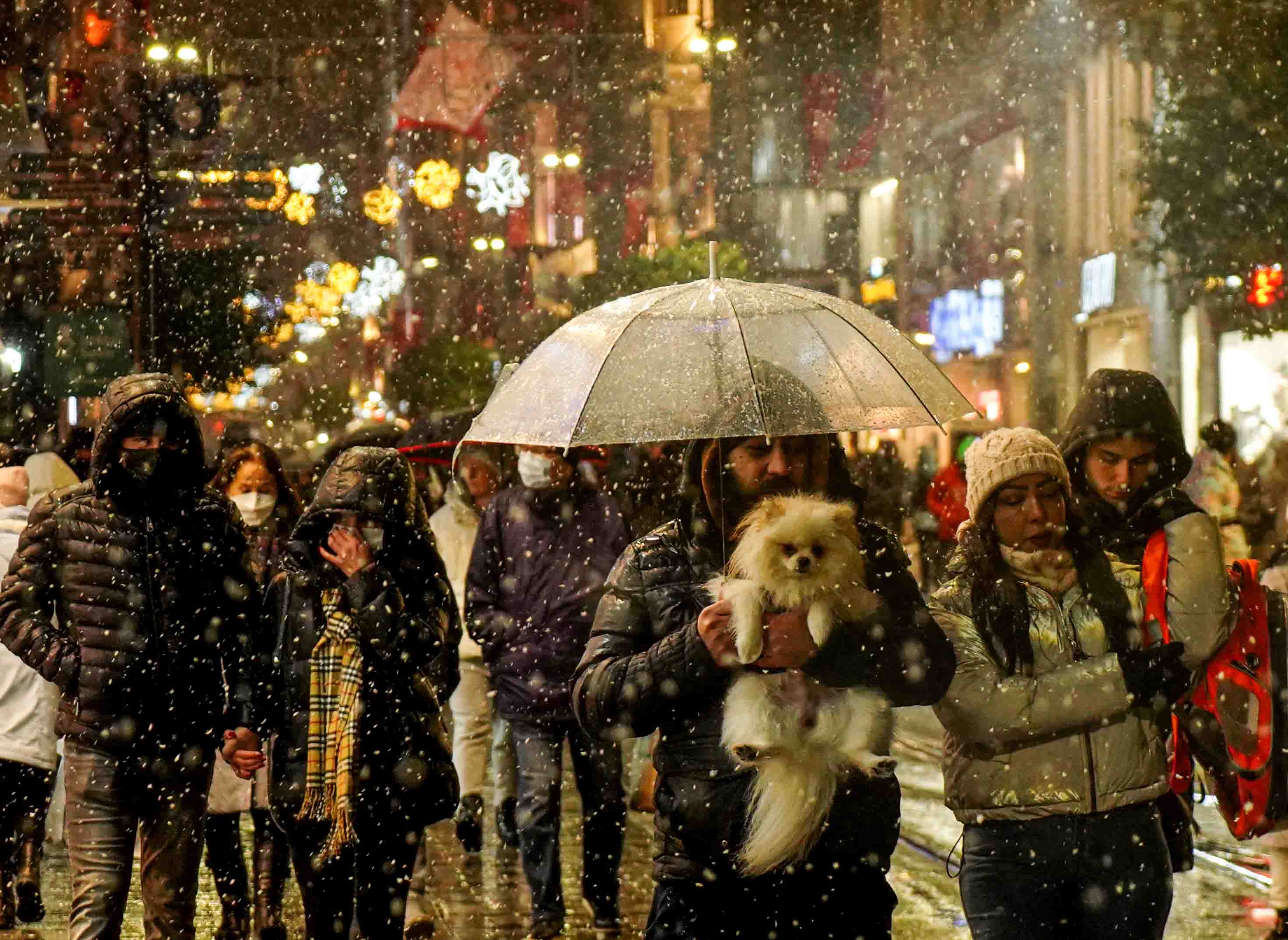 Yoğun kar yağışı nedeniyle birçok ilde valilikler tarafından idari izin verildi