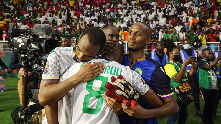 Afrika Uluslar Kupası'nda futbol tarihine geçecek olay! Takımda kaleci kalmadı, sol bek kaleye geçti!