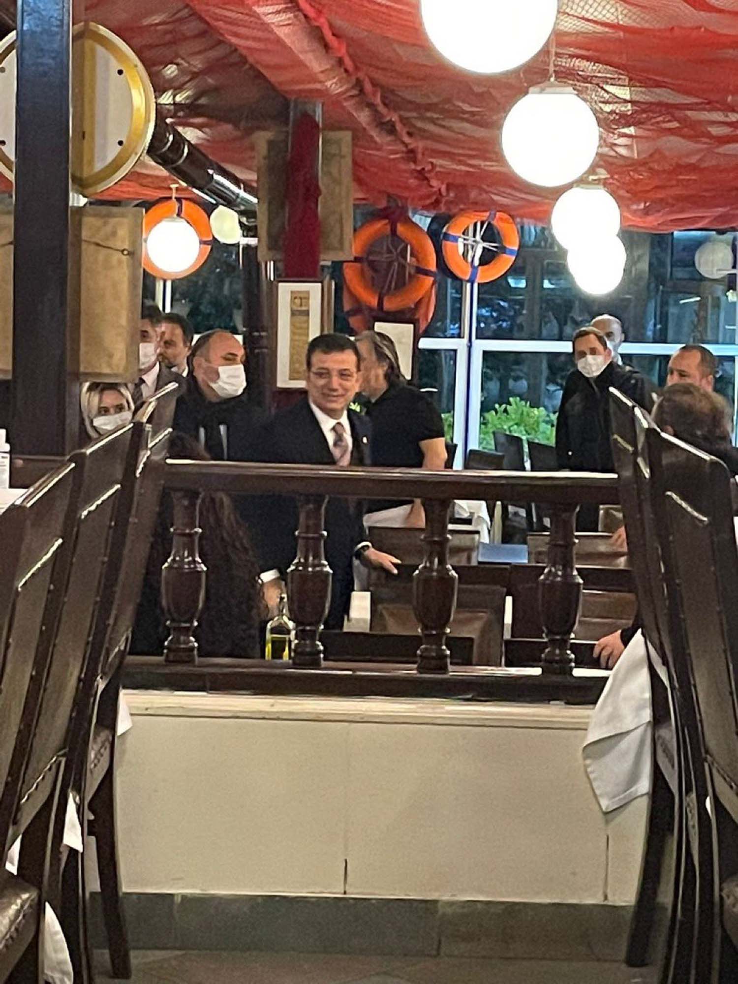 İstanbul senin dedi, İstanbulluyu kaderine terk etti! Vatandaş yollarda mahsur kalmışken, İmamoğlu kentin en lüks balık restoranında keyif çattı! Lazım olduğu an ya tatilde, ya da yemekte!