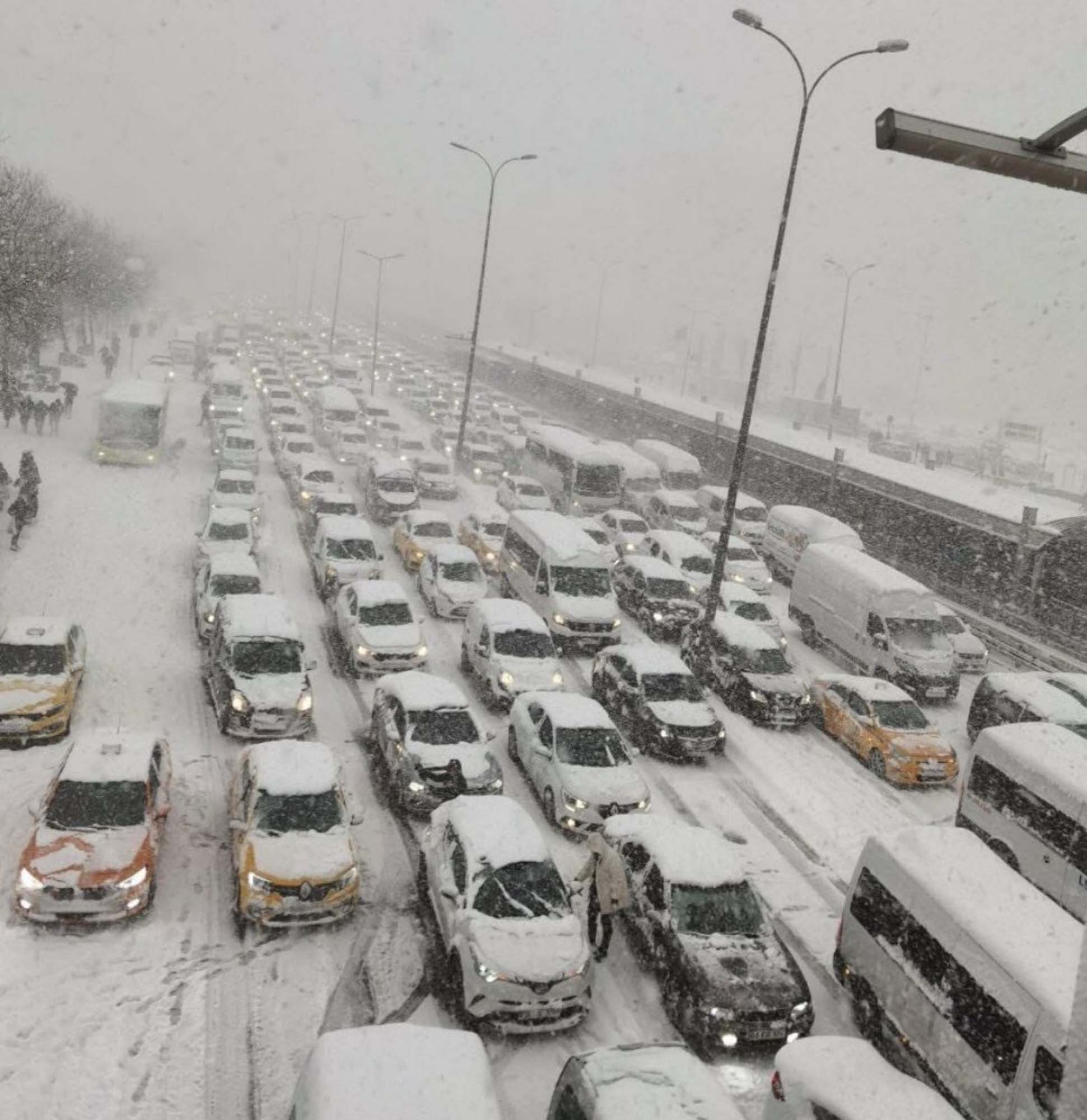 İstanbul senin dedi, İstanbulluyu kaderine terk etti! Vatandaş yollarda mahsur kalmışken, İmamoğlu kentin en lüks balık restoranında keyif çattı! Lazım olduğu an ya tatilde, ya da yemekte!