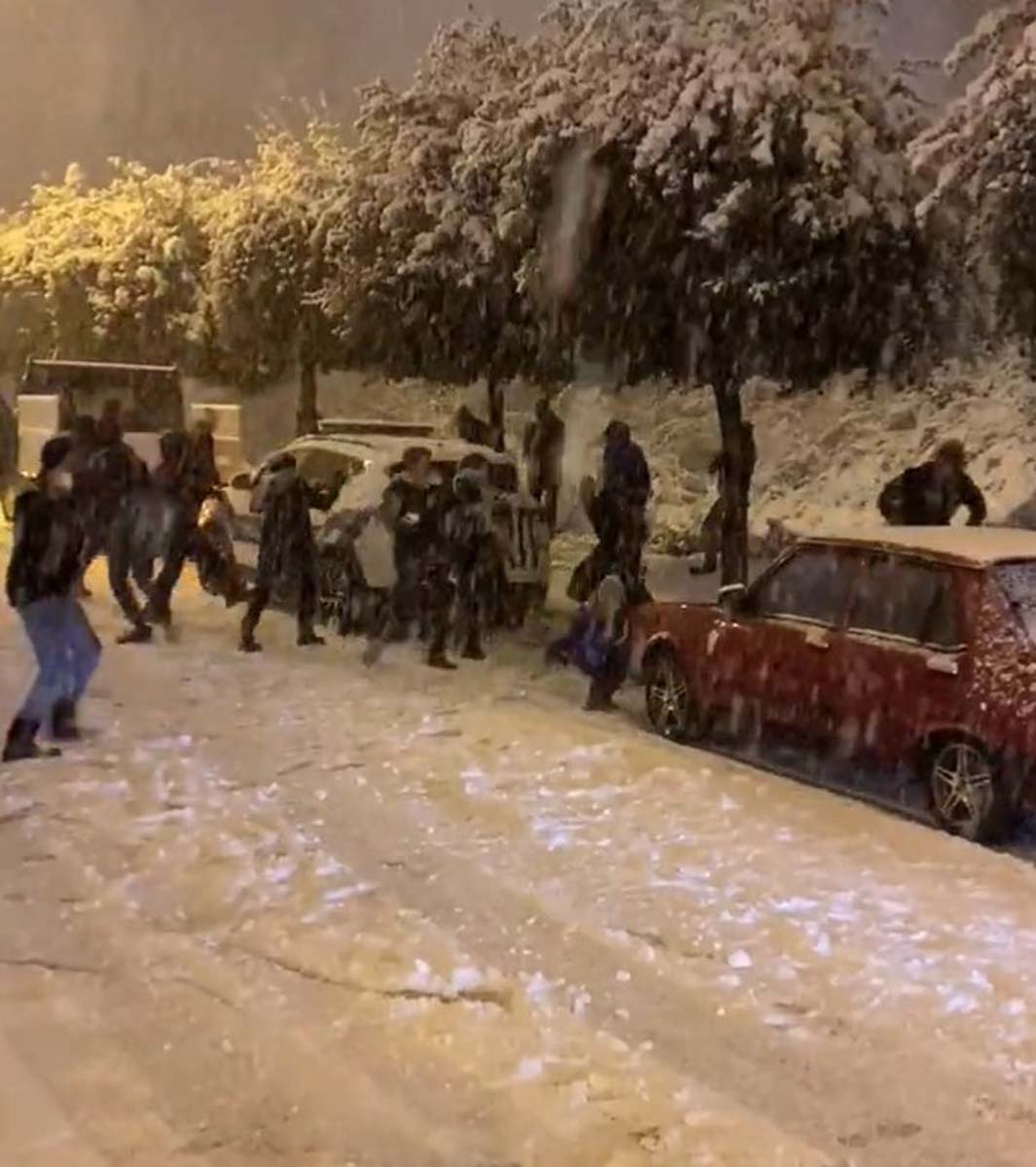 İstanbul'da kar yağışının keyfini çıkardılar! Vatandaşlar ve polisler kar topu savaşı yaptı