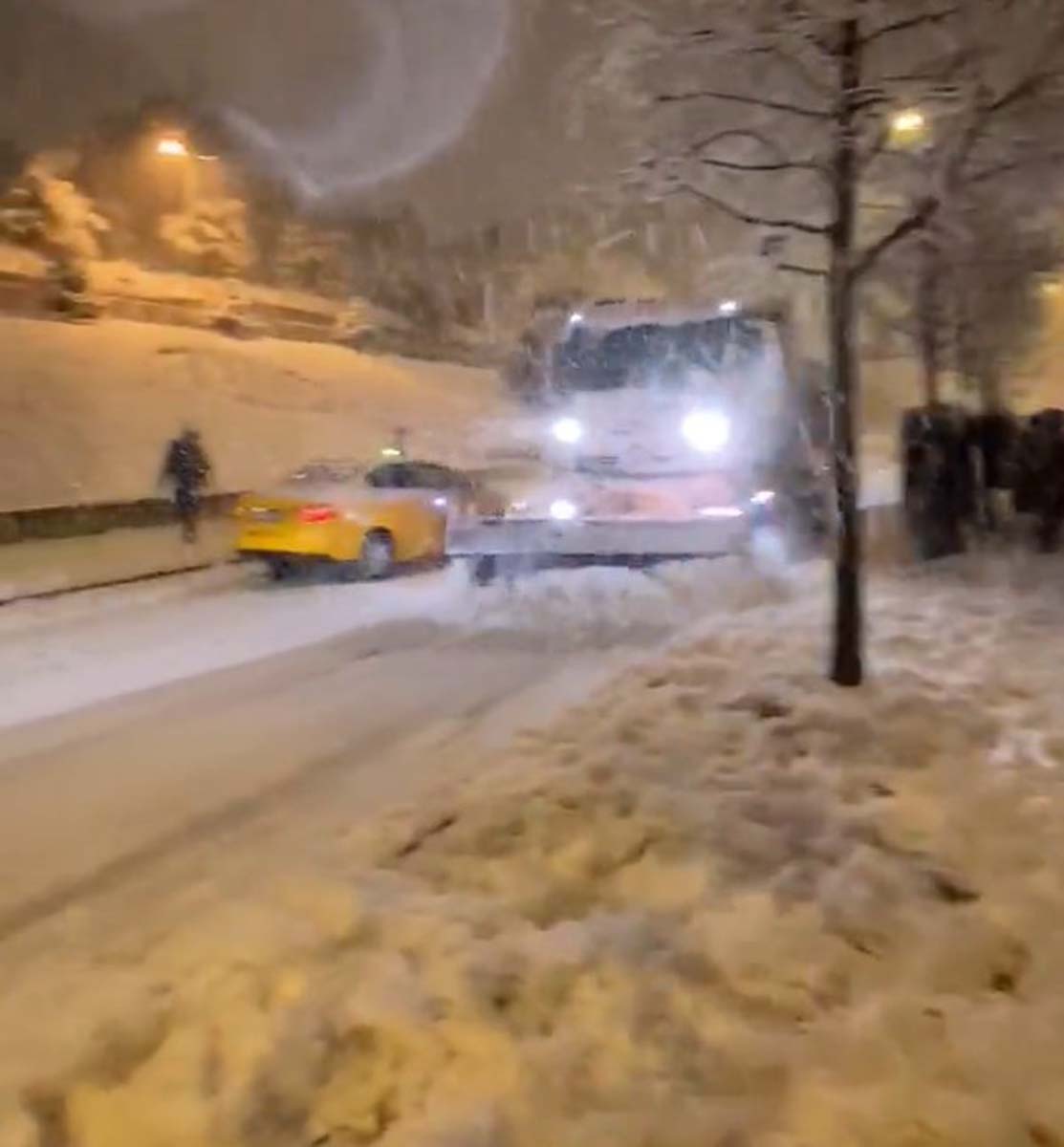 İstanbul'da kar yağışının keyfini çıkardılar! Vatandaşlar ve polisler kar topu savaşı yaptı
