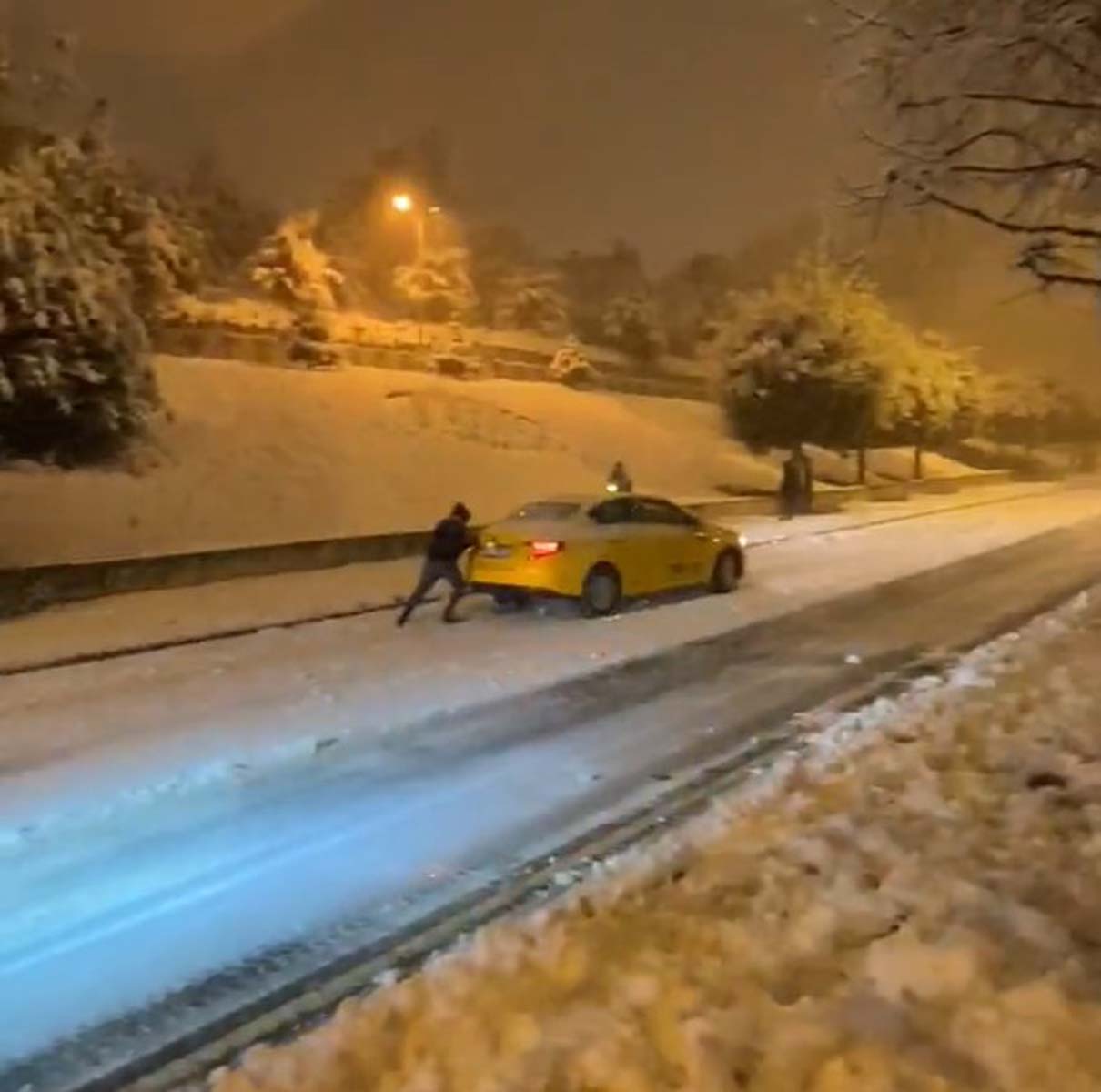 İstanbul'da kar yağışının keyfini çıkardılar! Vatandaşlar ve polisler kar topu savaşı yaptı