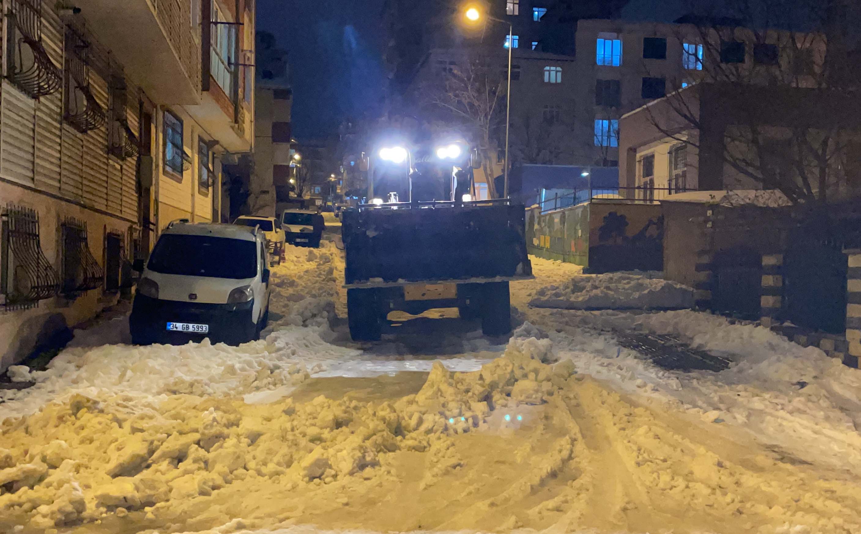 İstanbul'da kar bitti, engelleri bitmedi! Vatandaş çareyi kendi işini kendi görmekte buldu