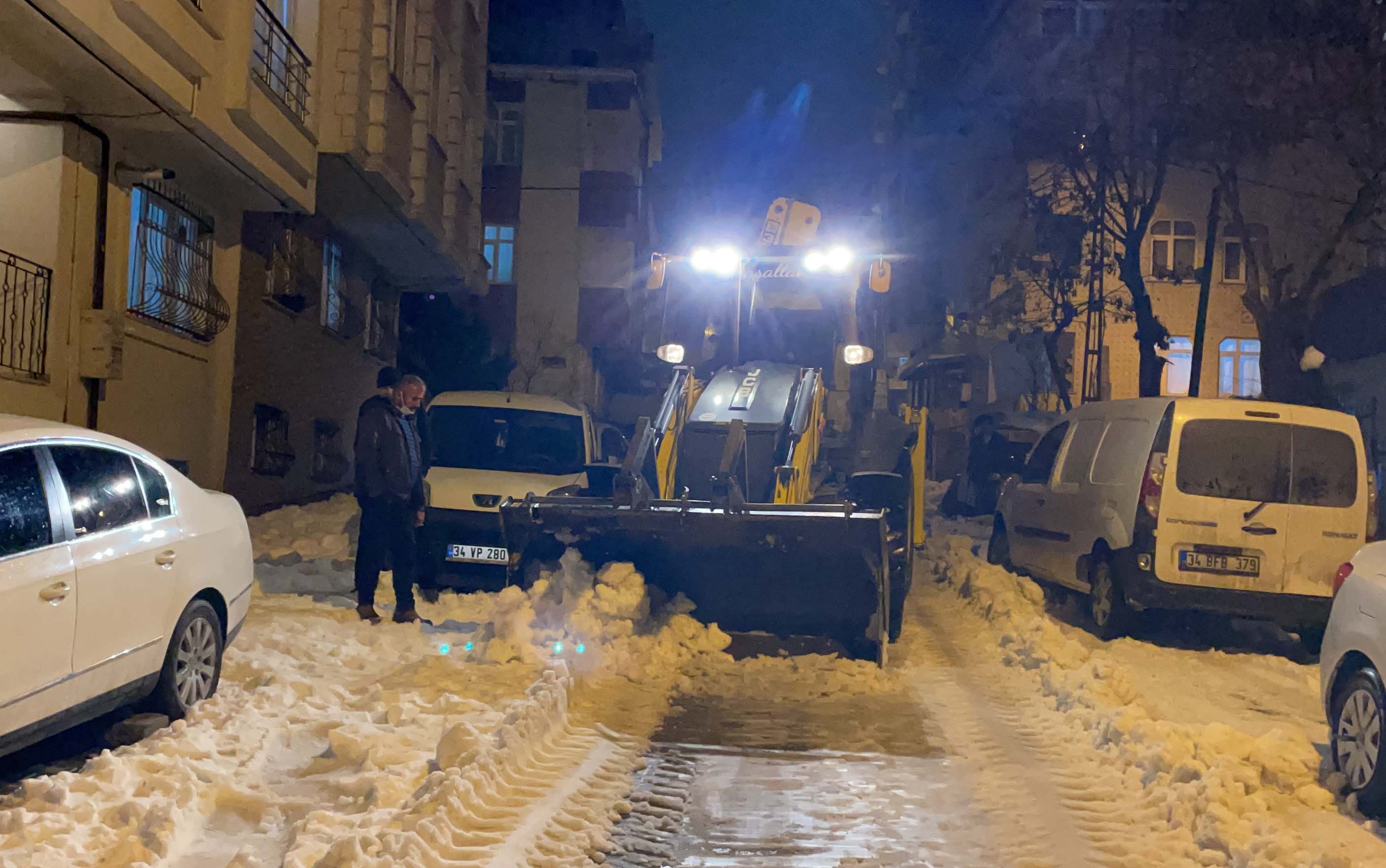 İstanbul'da kar bitti, engelleri bitmedi! Vatandaş çareyi kendi işini kendi görmekte buldu
