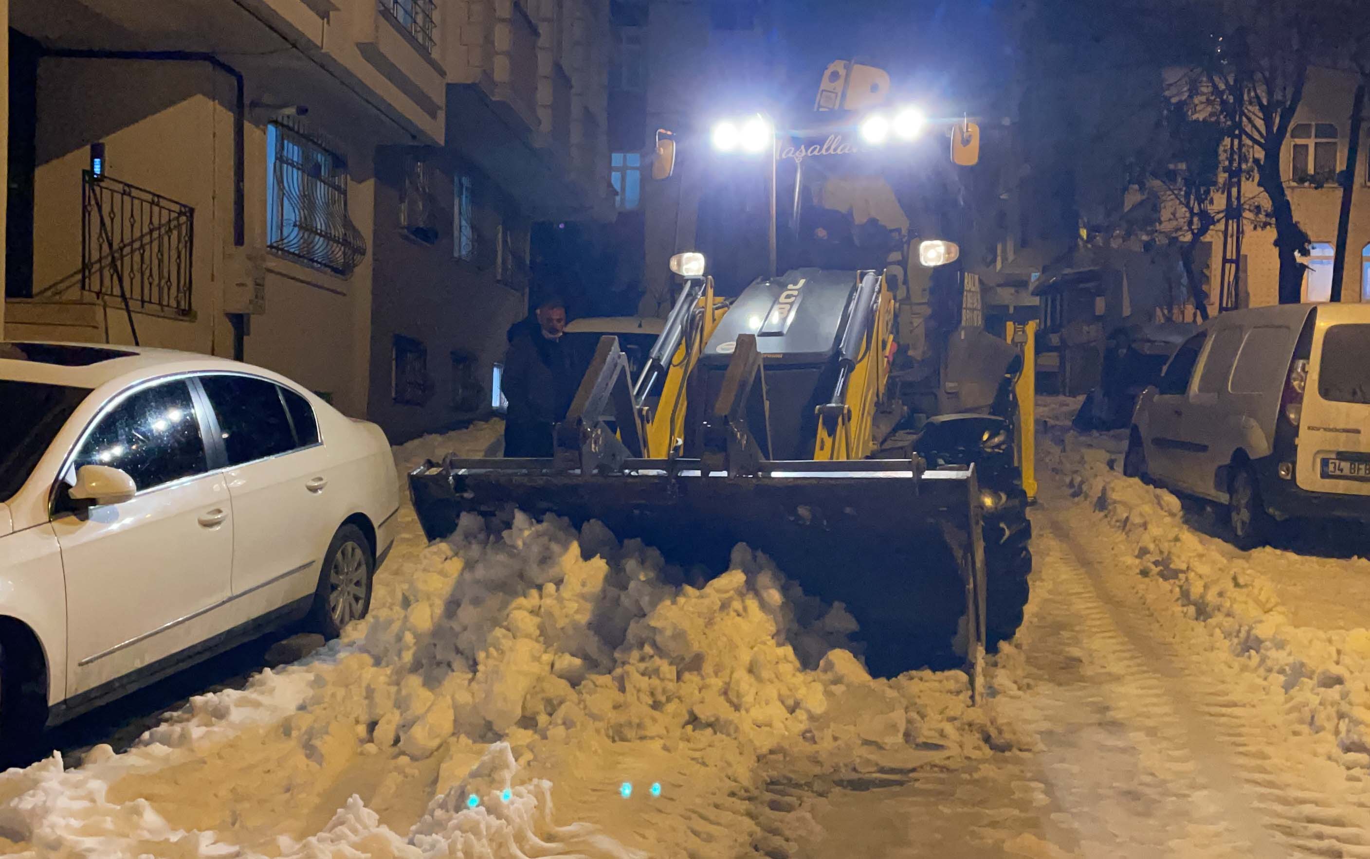 İstanbul'da kar bitti, engelleri bitmedi! Vatandaş çareyi kendi işini kendi görmekte buldu