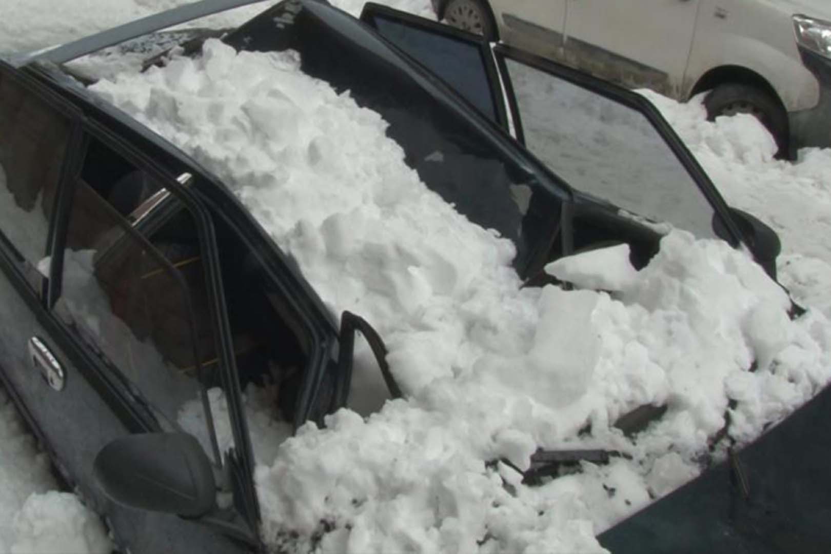 Arnavutköy'de çatıdan kopan büyük kar kütlesi otomobilin üzerine düştü!
