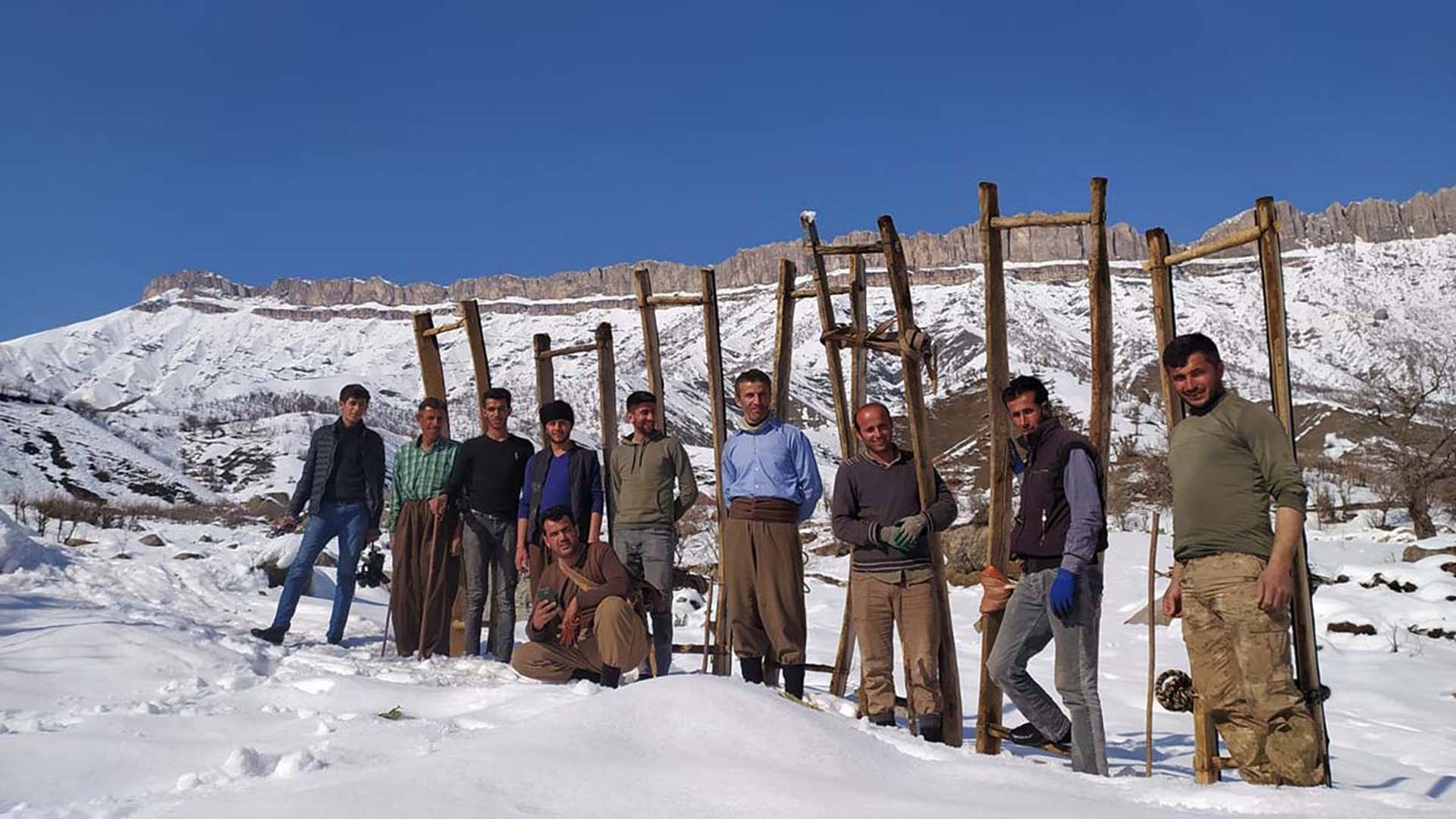 Balkaya dağından hayvanları için ot ve yaprak getiriyorlar !