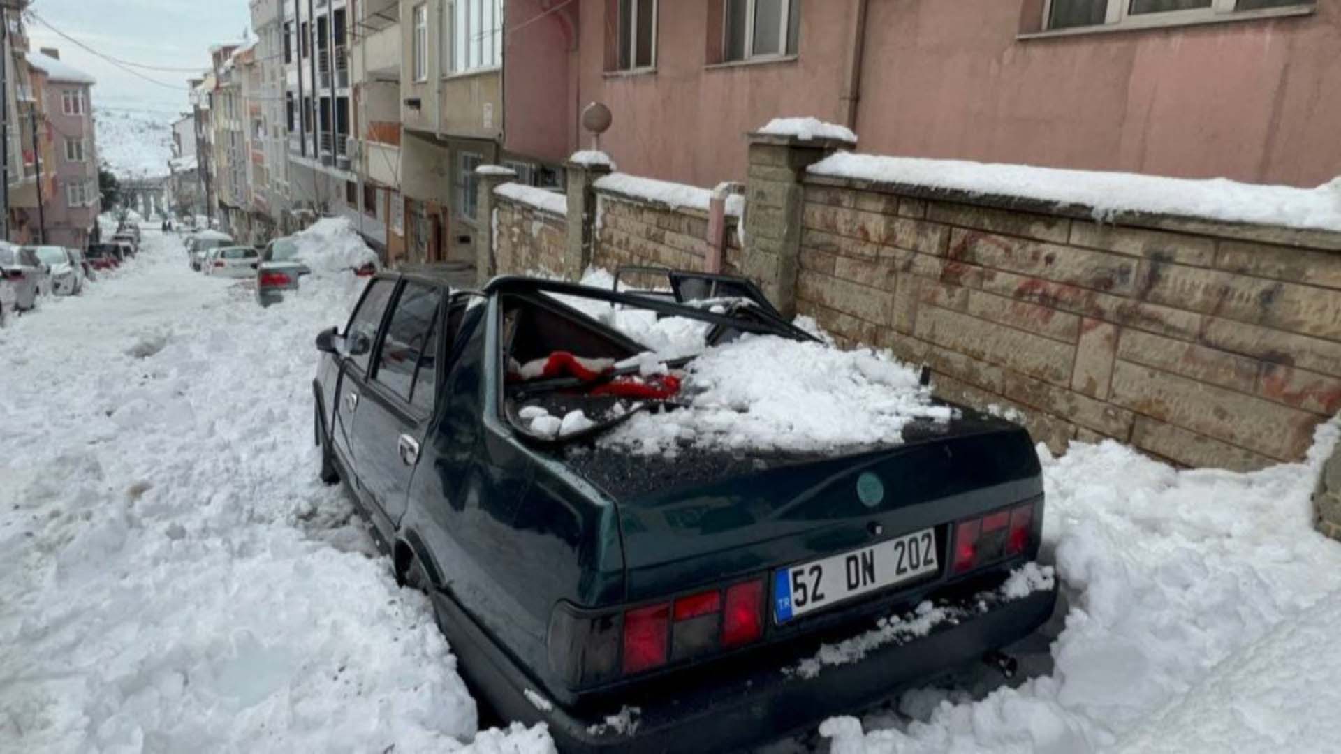 Arnavutköy'de çatıdan kopan büyük kar kütlesi otomobilin üzerine düştü!